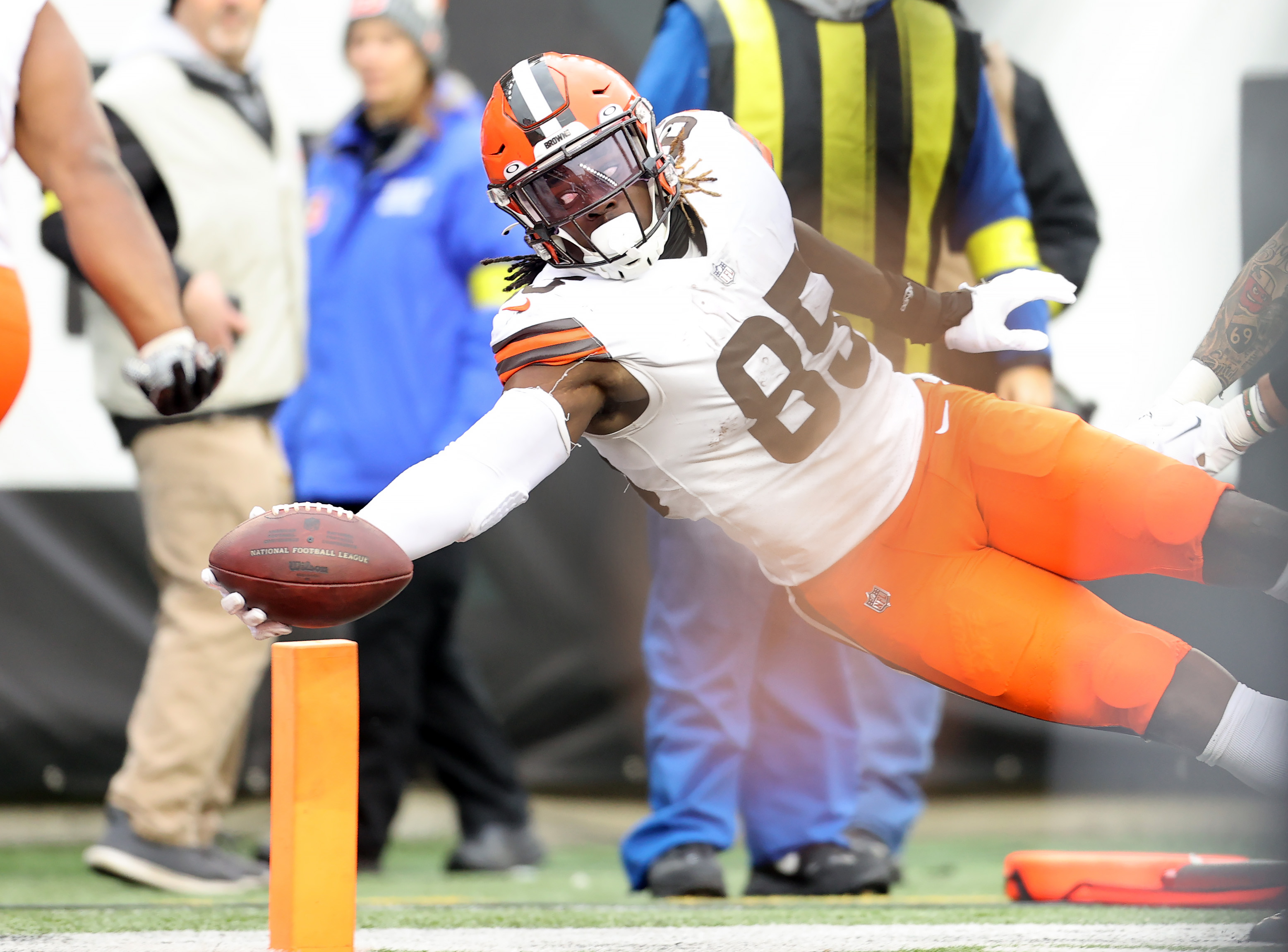 Cleveland Browns defensive end Isaiah Thomas (58) lines up for a play  during an NFL football game against the Cincinnati Bengals, Monday, Oct. 31,  2022, in Cleveland. (AP Photo/Kirk Irwin Stock Photo - Alamy