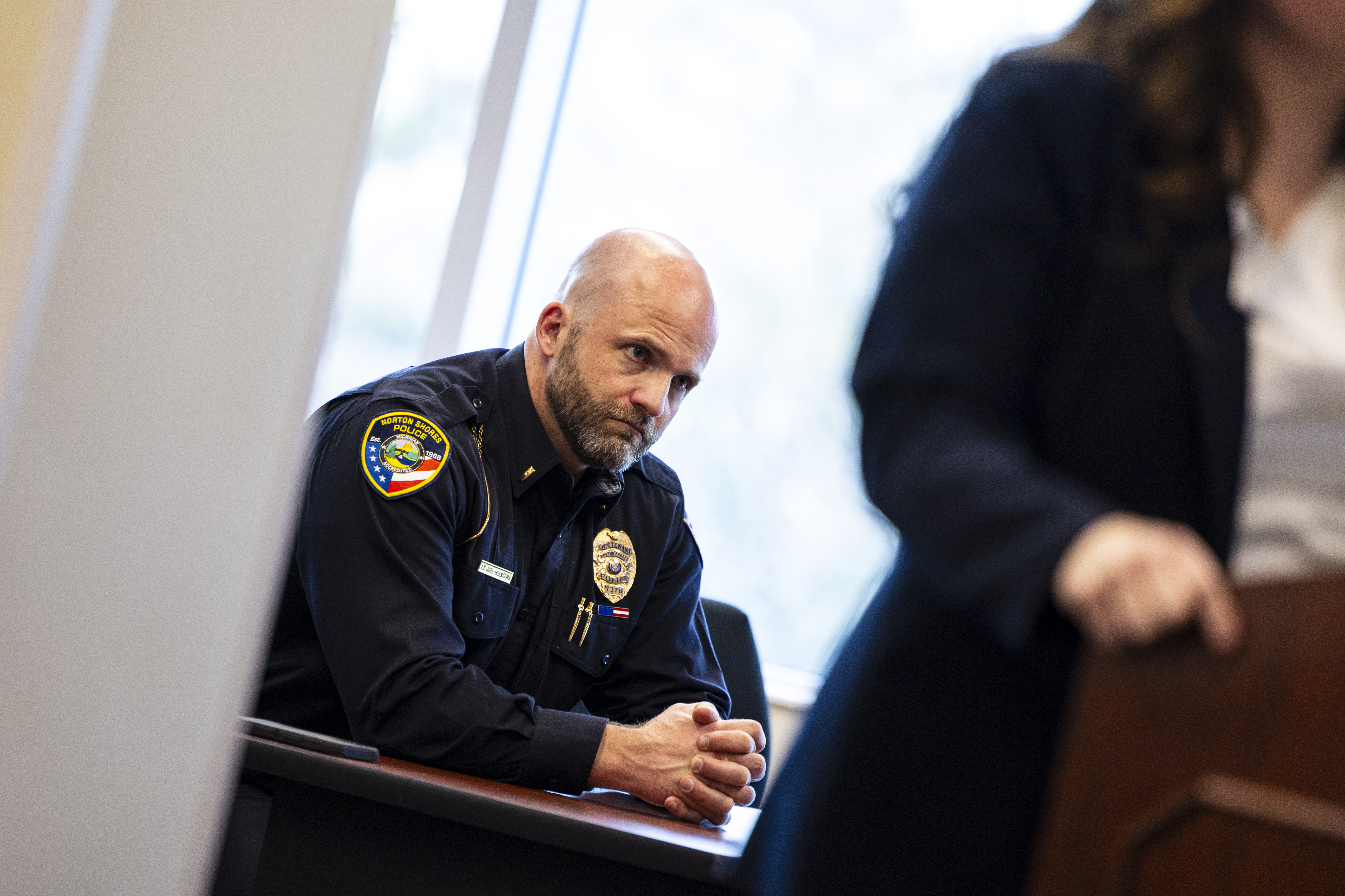 Norton Shores Lt. Joel Hoeksema listens in as ᴀssistant prosecutor Heather Bloomquist cross-examines Shanda Vander Ark, the mother convicted of torturing her 15-year-old son to death, as she testifies court for a Ginther hearing seeking a new trial at Muskegon County Circuit Court in Muskegon, Mich. on Friday, March 20, 2026. Vander Ark’s defense claims she was in a “catatonic state” throughout her trial that featured disturbing testimony of how she inflicted cruel punishments on her son, Timothy Ferguson, leading to the boy’s death. She is currently serving life in prison without parole. Hoeksema was involved in the police investigation. 
