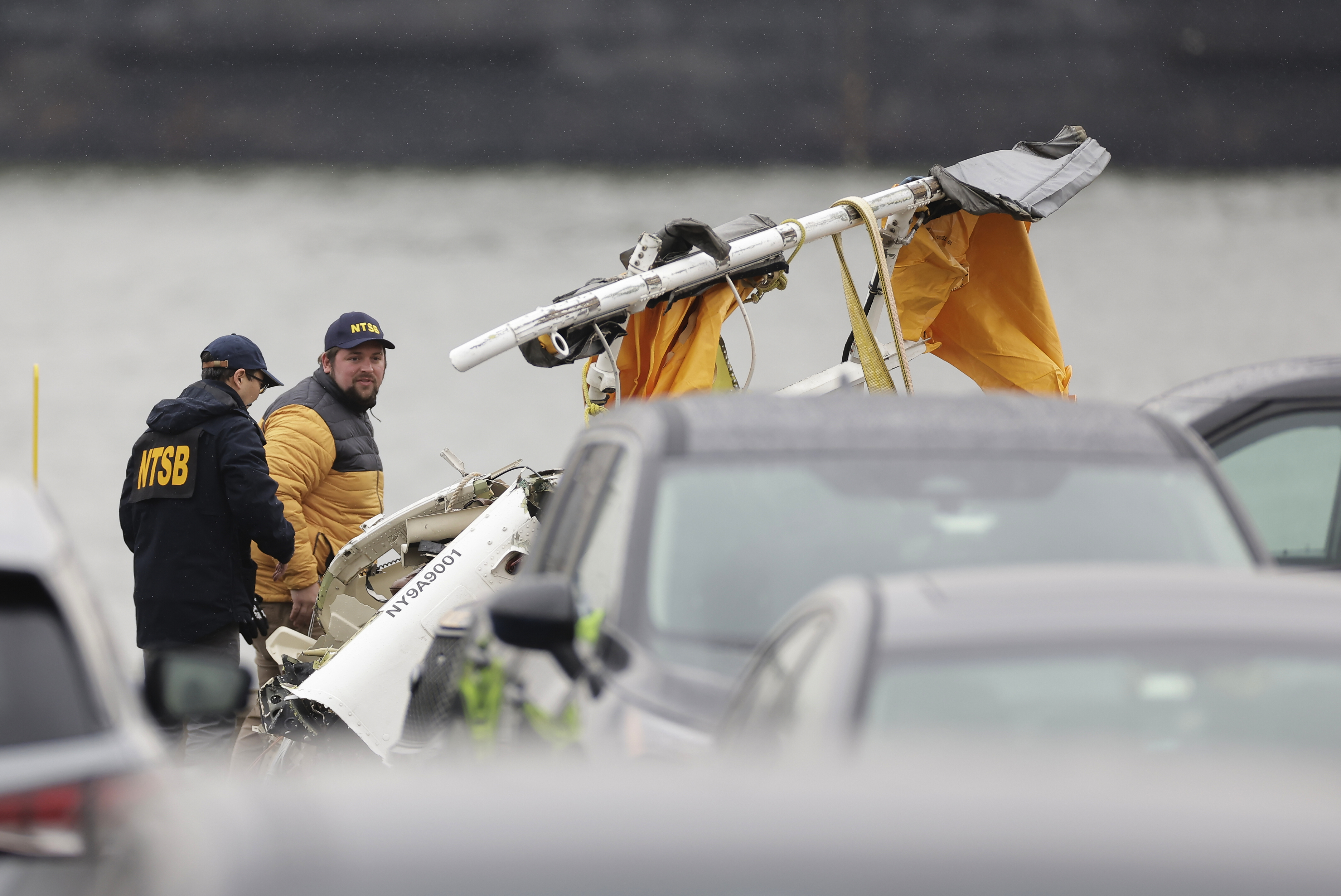 Divers resume search for helicopter parts after it crashed into