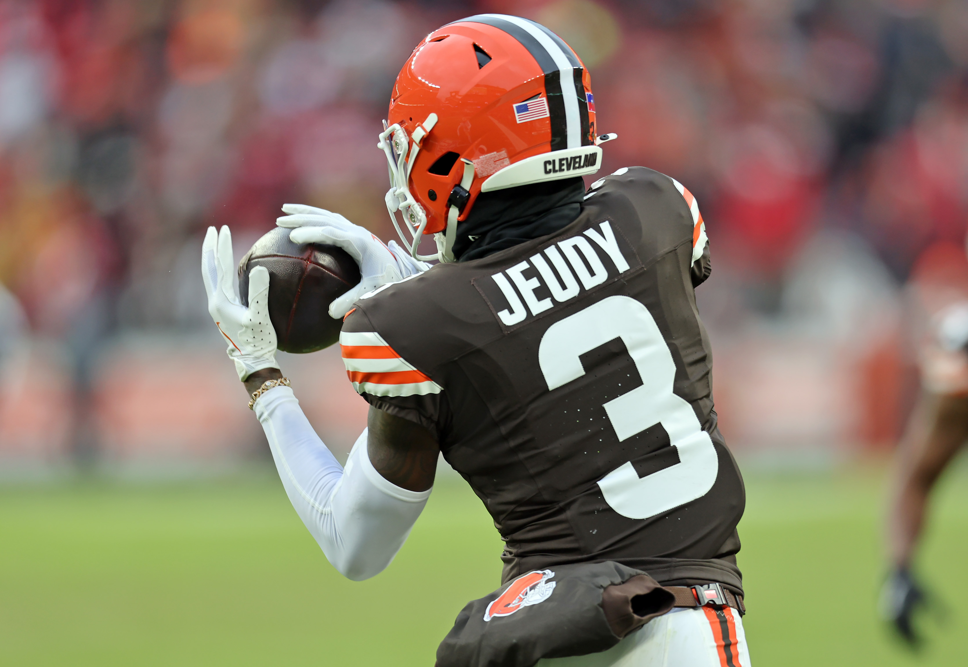 Shedeur Sanders and Jerry Jeudy have a heated sideline exchange; Sanders  says the trust will take time - cleveland.com