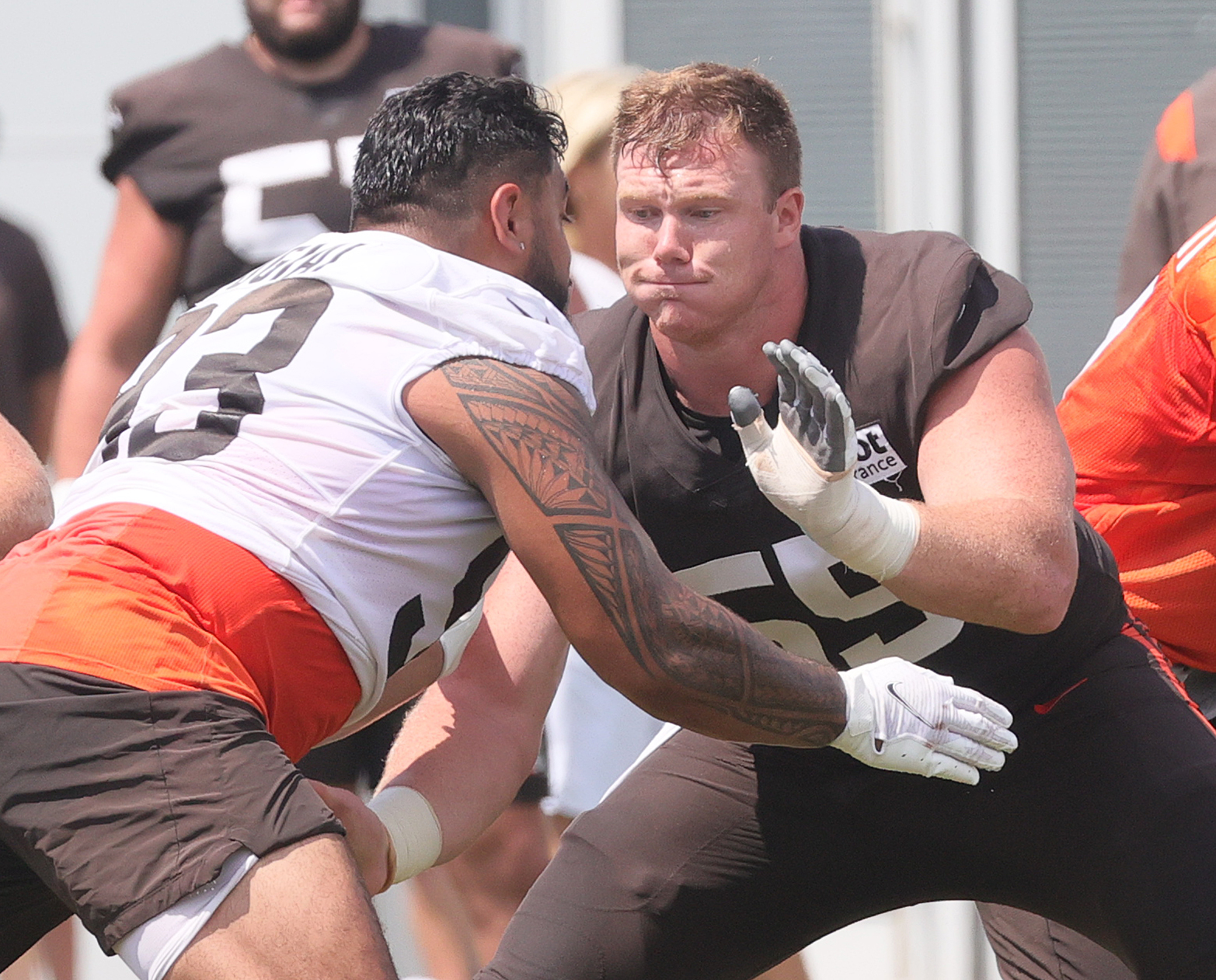 Cleveland Browns re-sign center Ethan Pocic to a three-year deal