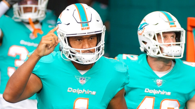 Dolphins QB Tua Tagovailoa donates equipment to Miami high school