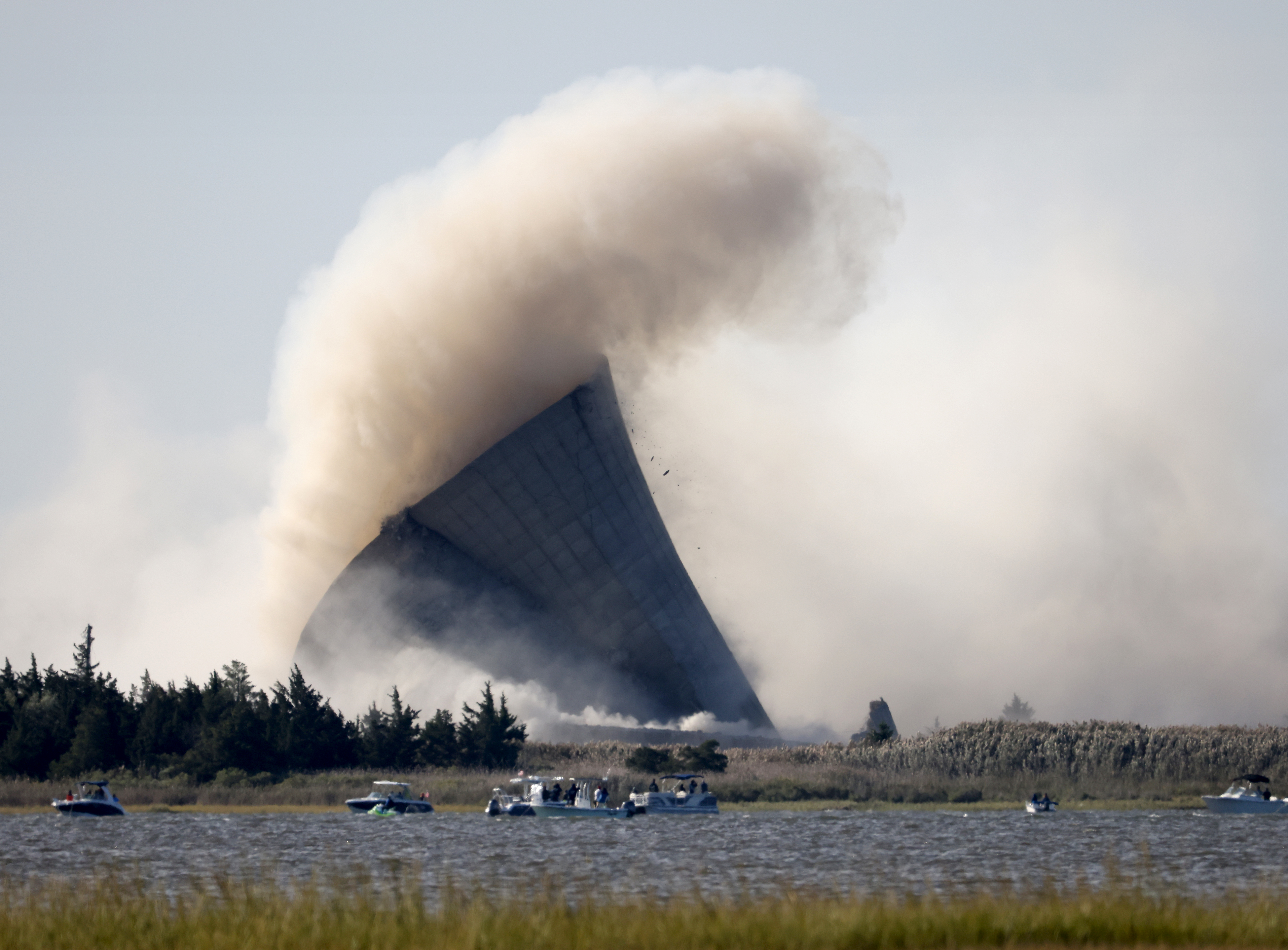 Kentucky Power implodes Big Sandy Unit 2 cooling tower, Local News