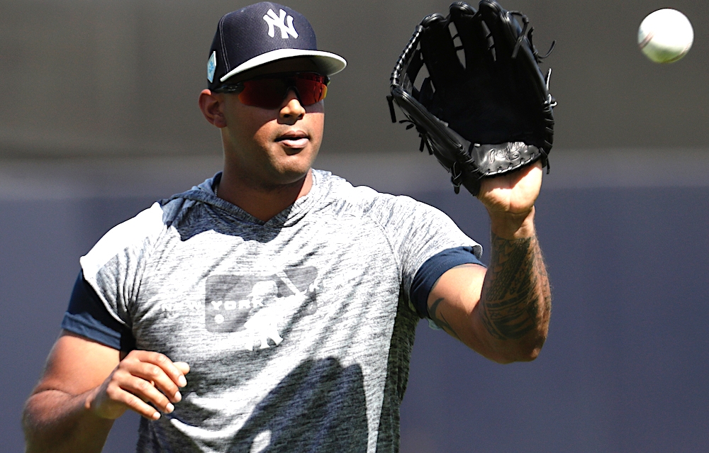 Aaron Hicks displays powerful arm 