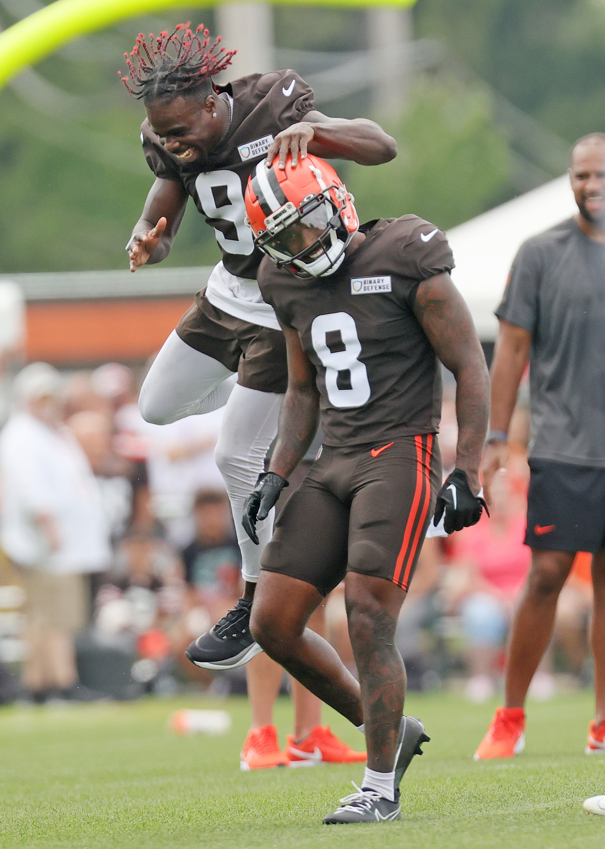 Browns DEs Alex Wright, Isaiah Thomas both undergo knee surgeries