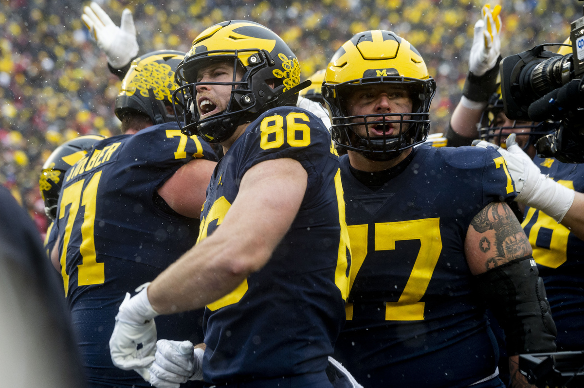 Ex-Wolverine Jake Butt goes through first padded practice since injury