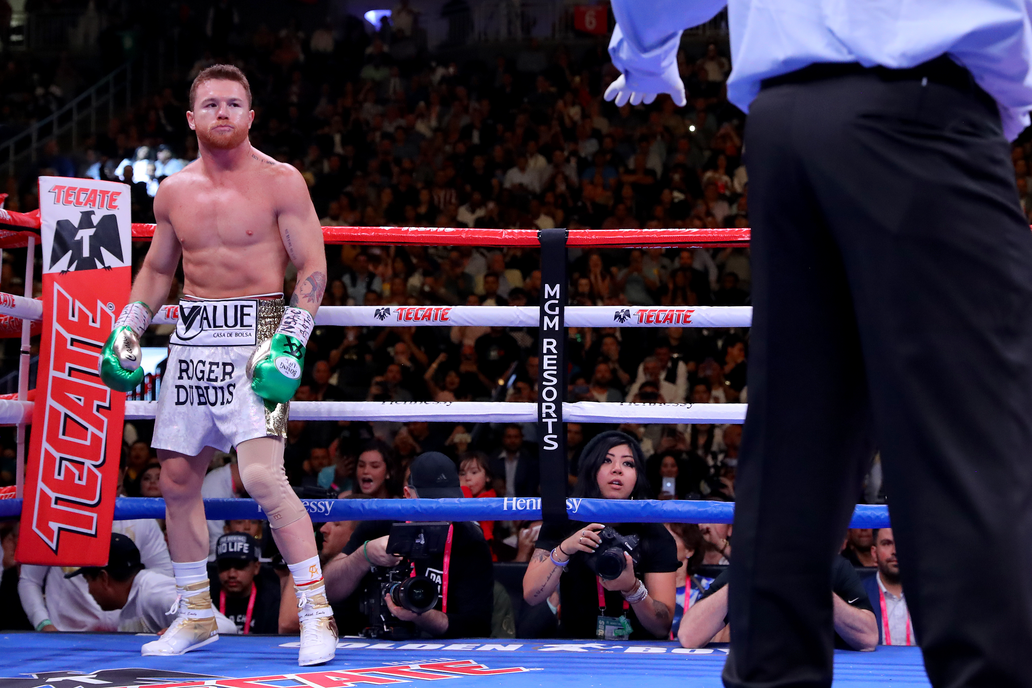 Canelo Alvarez faces Billy Joe Saunders in a super middleweight title bout ...