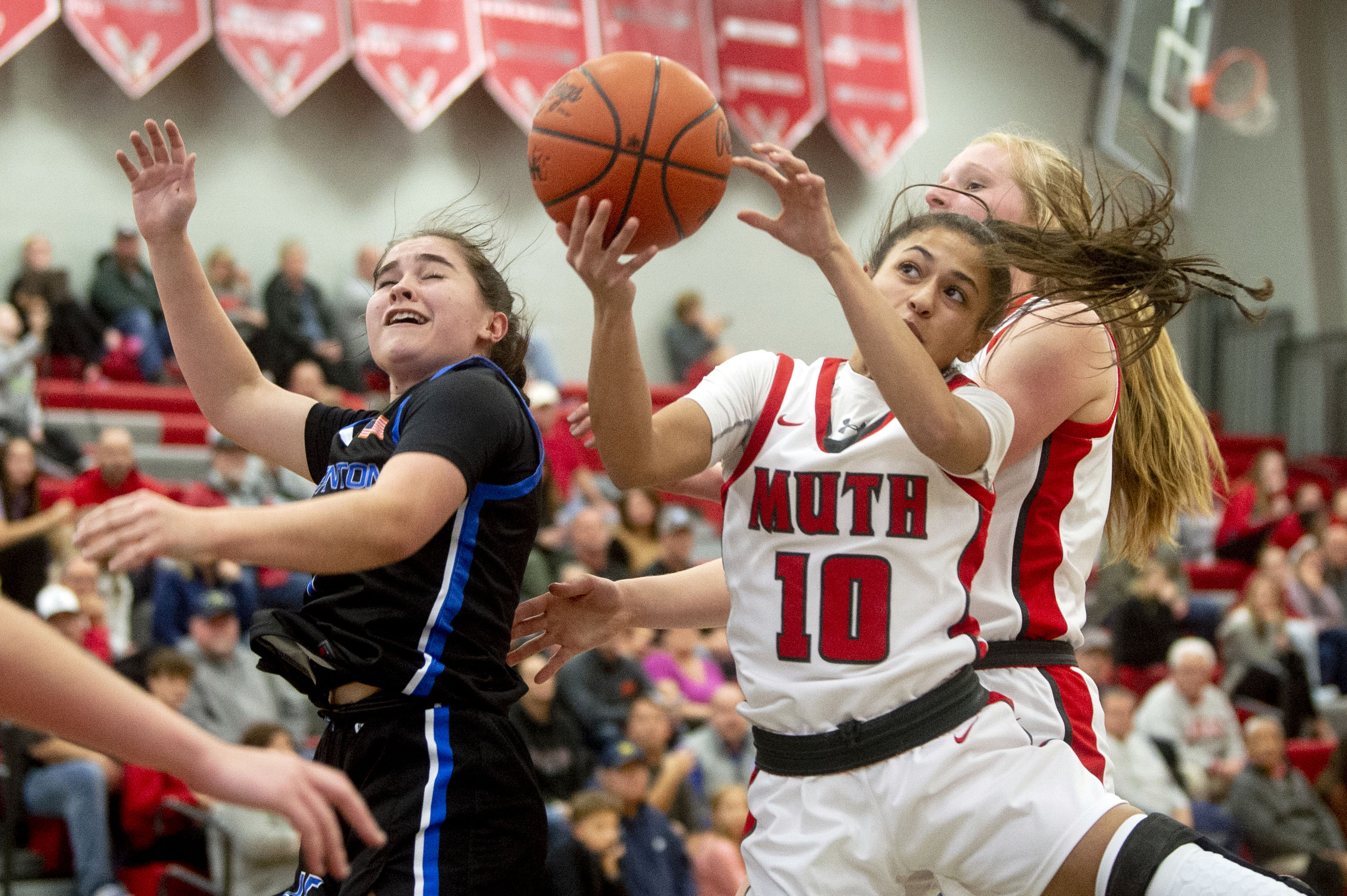 Lake Fenton girls basketball defeats Frankenmuth in 2022 seasonopener