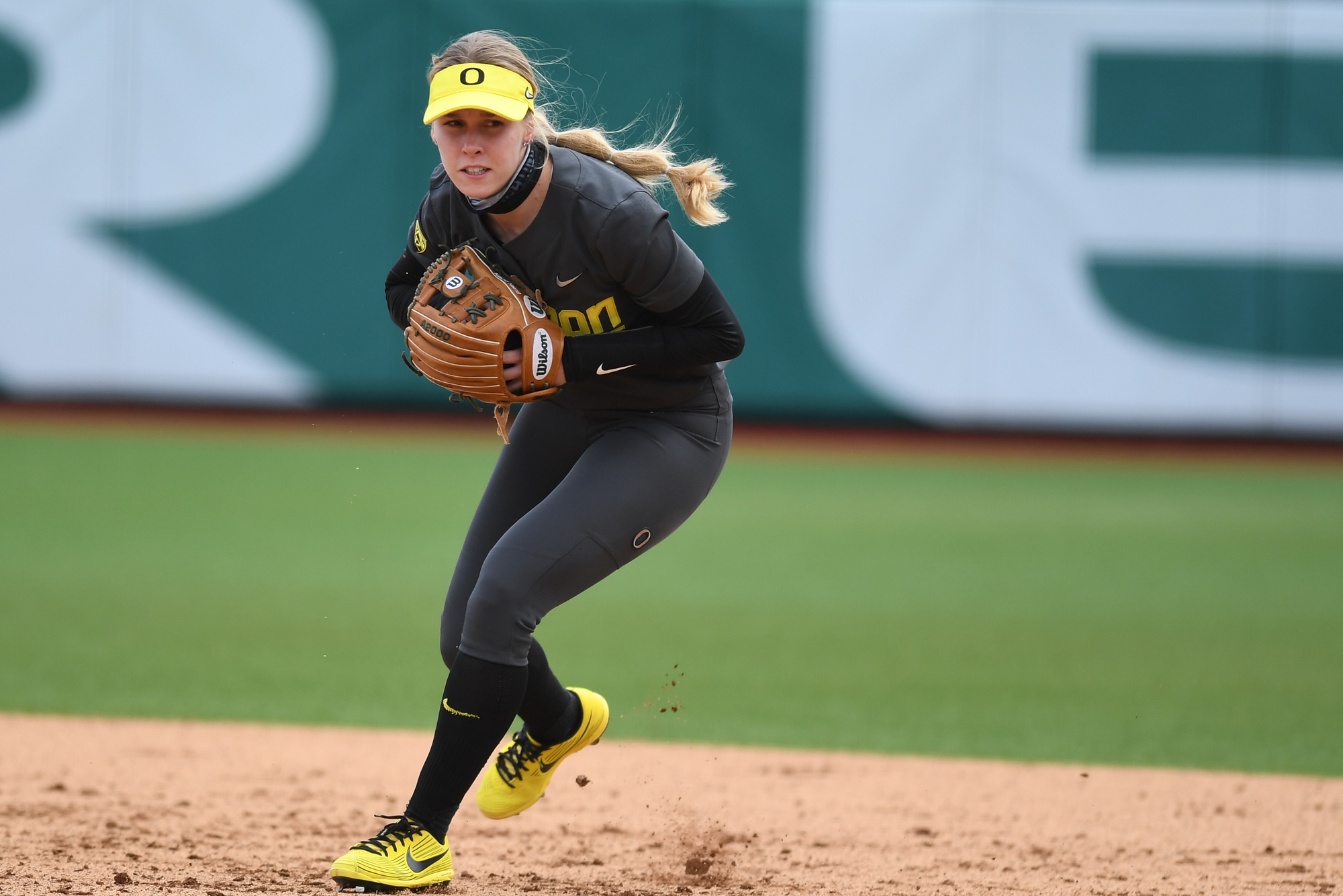 Oregon thrashes Gophers in NCAA softball