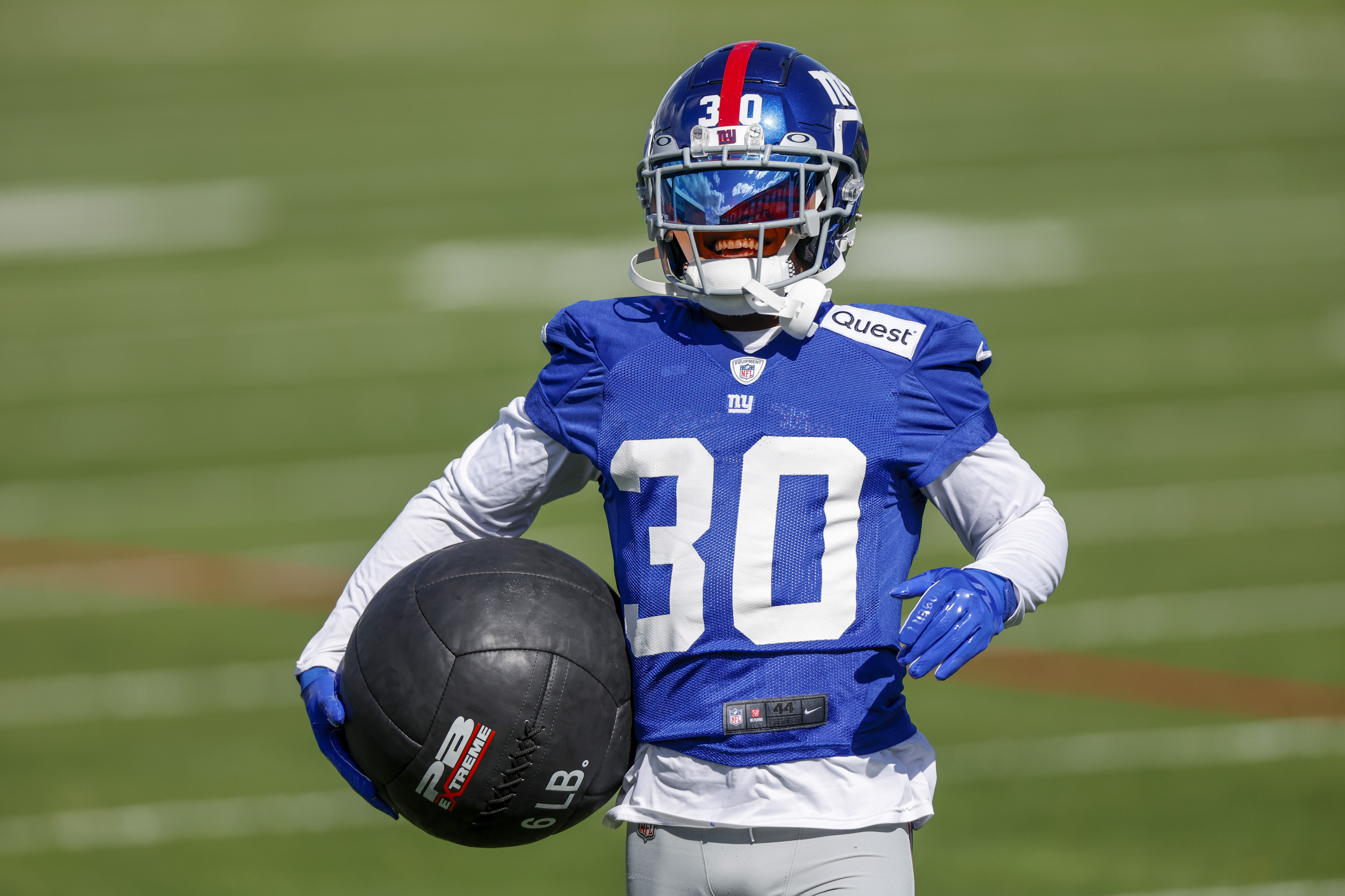 New York Giants cornerback Darnay Holmes (30) responds to the play