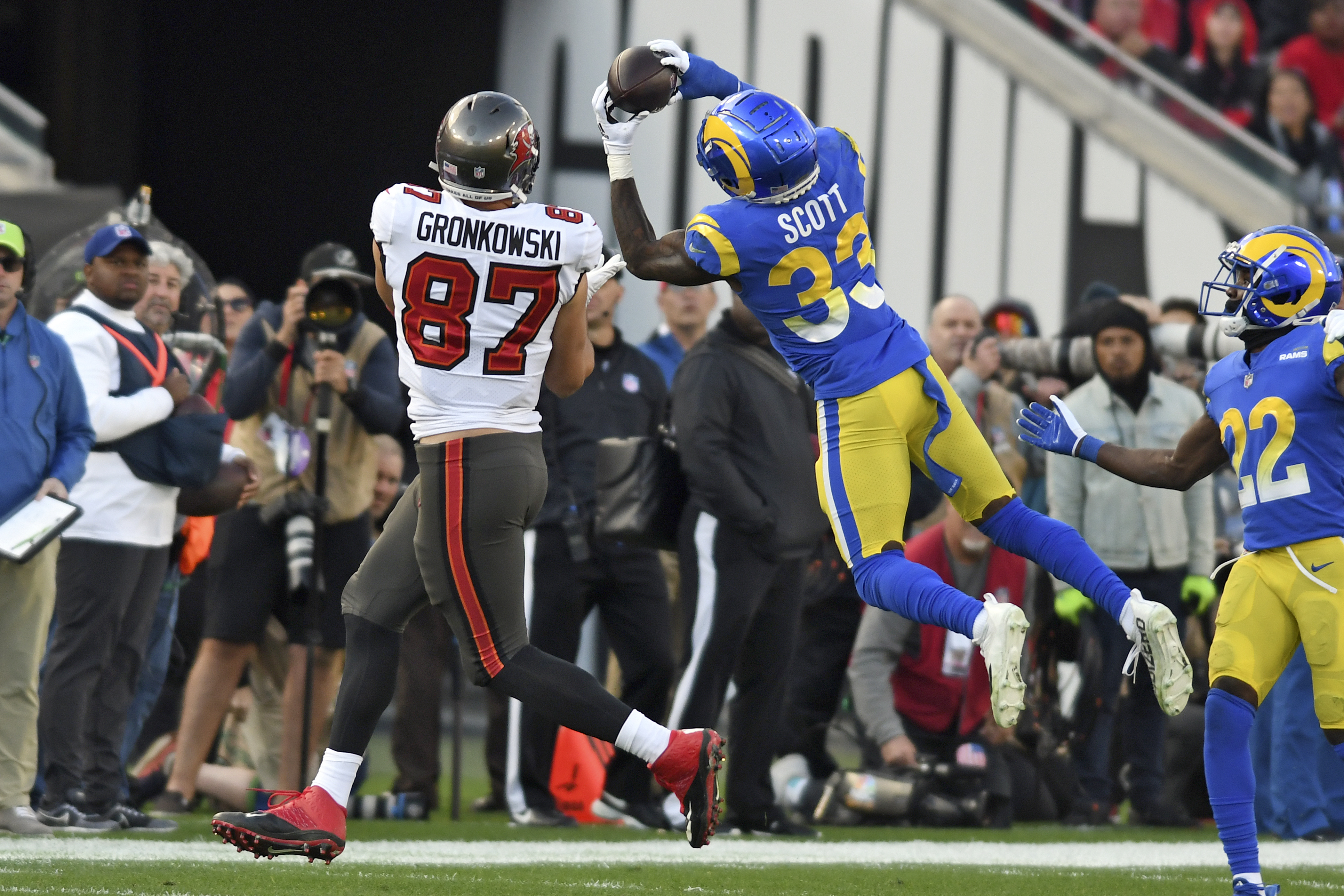 Los Angeles Rams safety Nick Scott (33) tackles Tennessee Titans