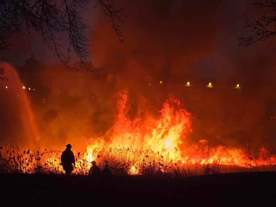 Firefighters battle brush fire in Syracuse - syracuse.com