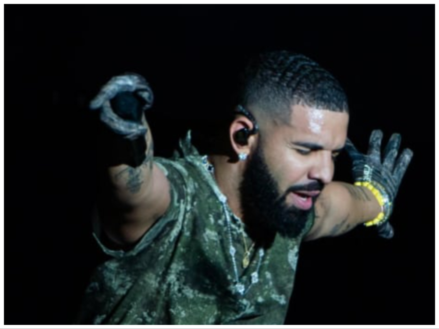 Drake kicked off his It's All A Blur tour in Chicago last night