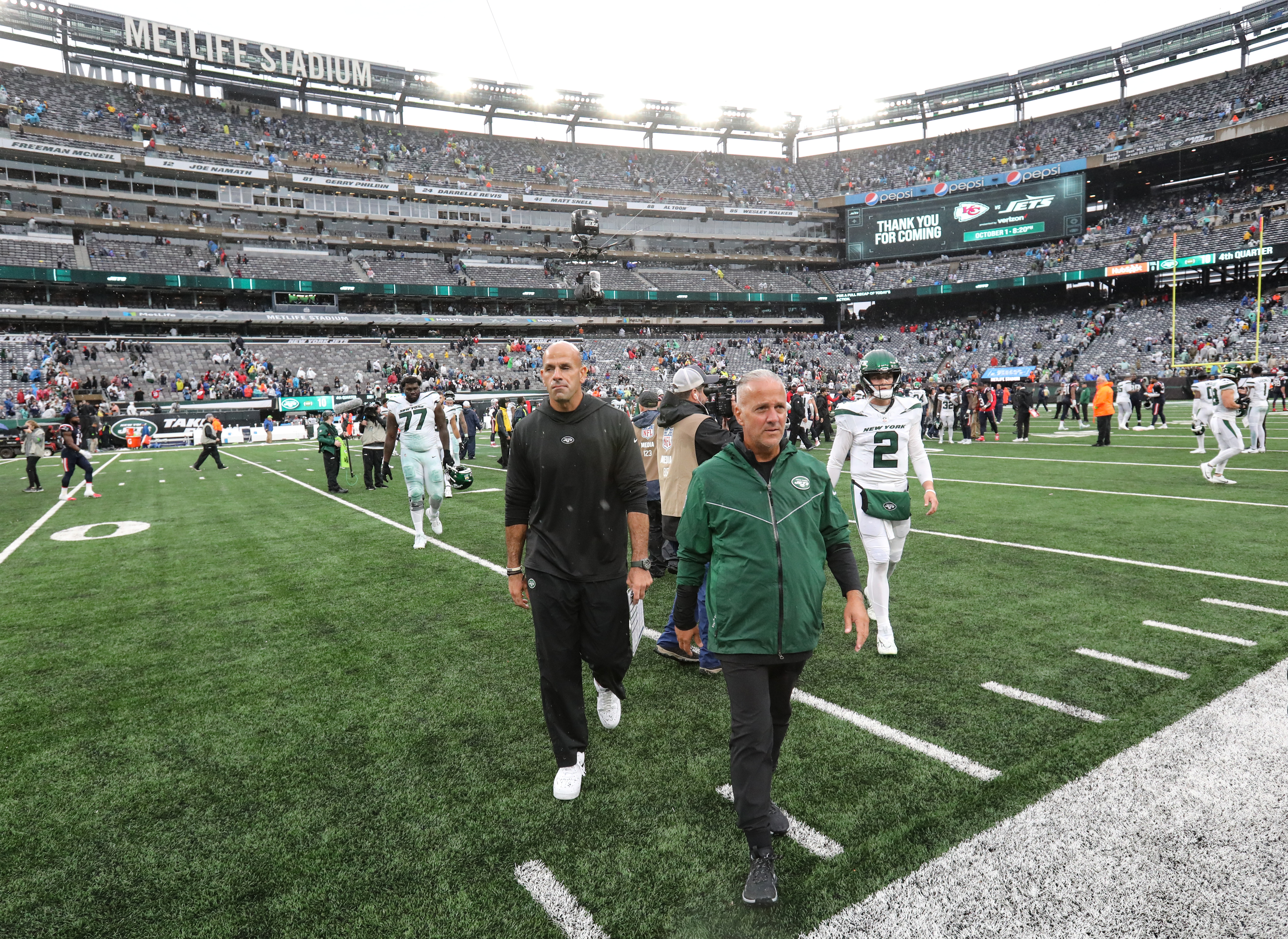 NFL Fans React To The Scary Scene At Metlife Stadium - The Spun: What's  Trending In The Sports World Today