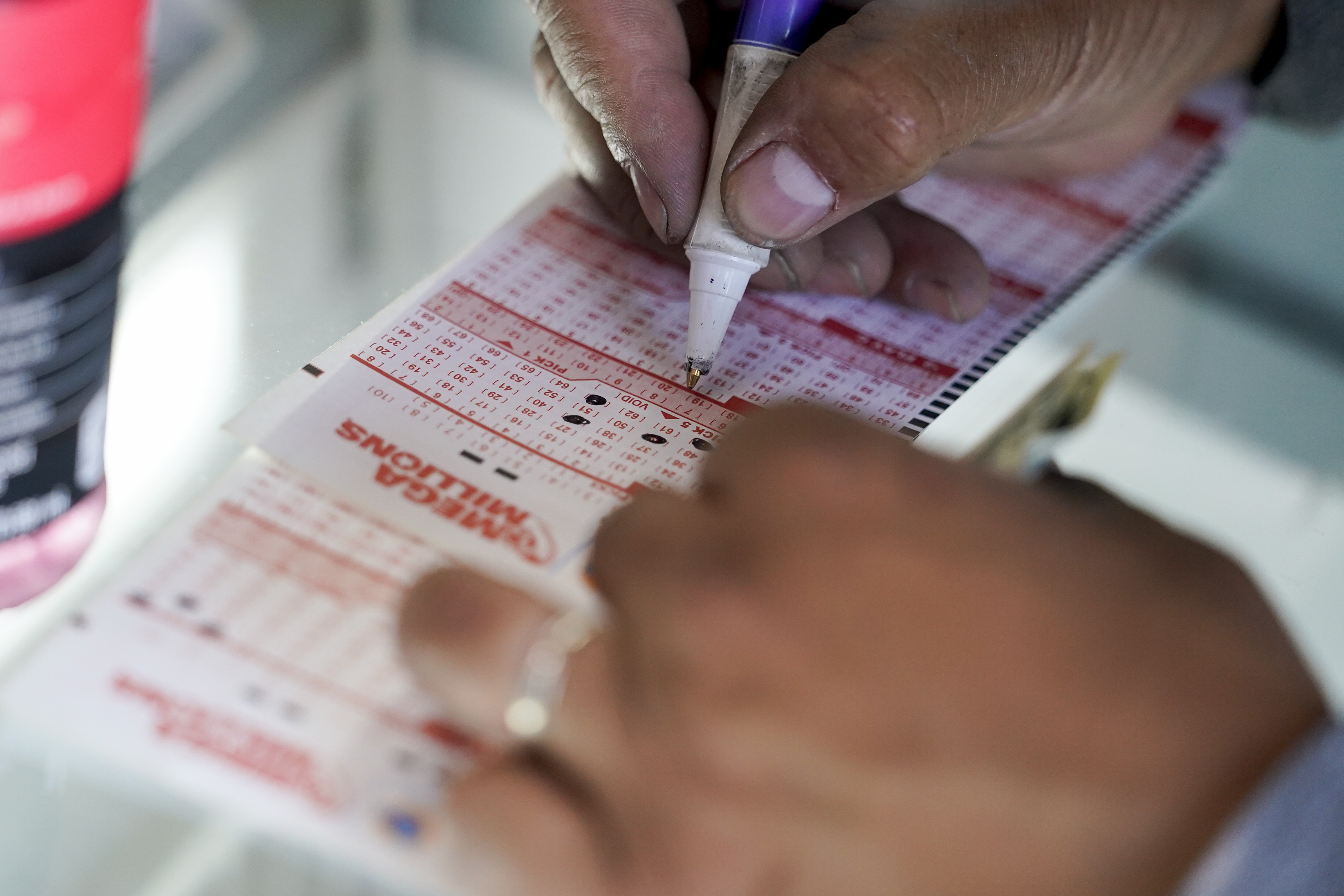 $1 billion Mega Millions jackpot among biggest U.S. lottery prizes