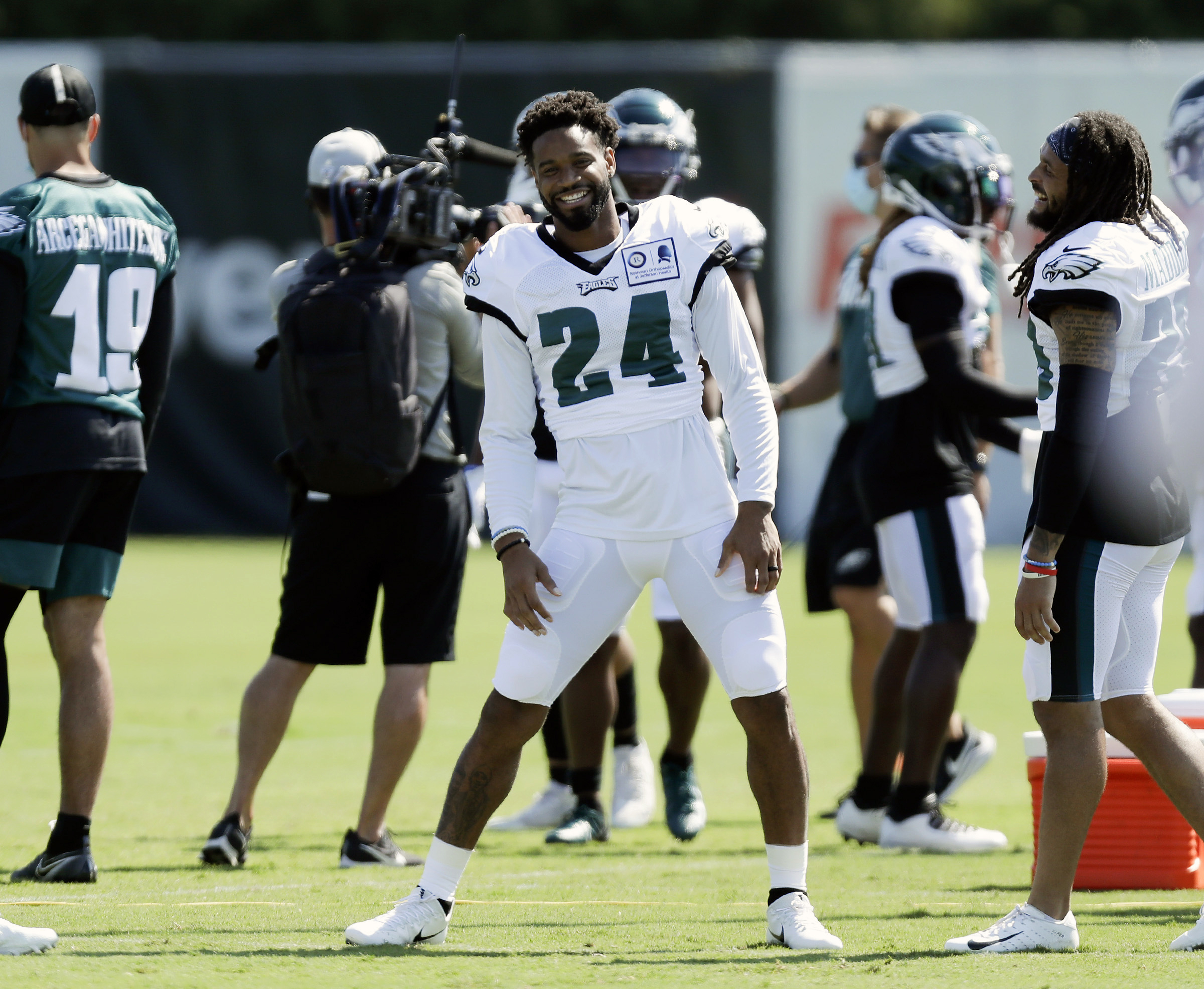 Philadelphia Eagles cornerback Darius Slay brings his teammates together