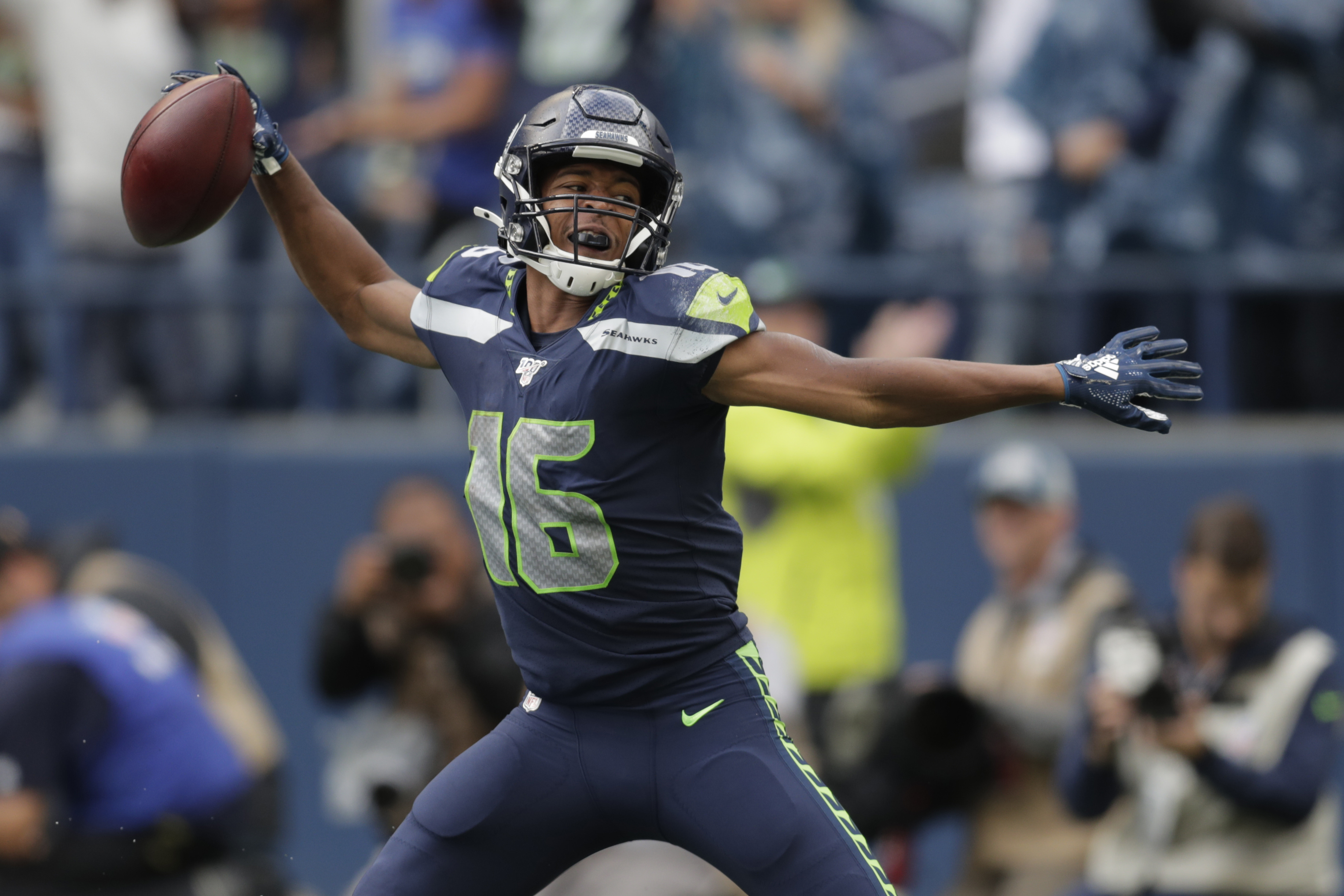 Wilson leads Seahawks to first 4-0 start since 2013