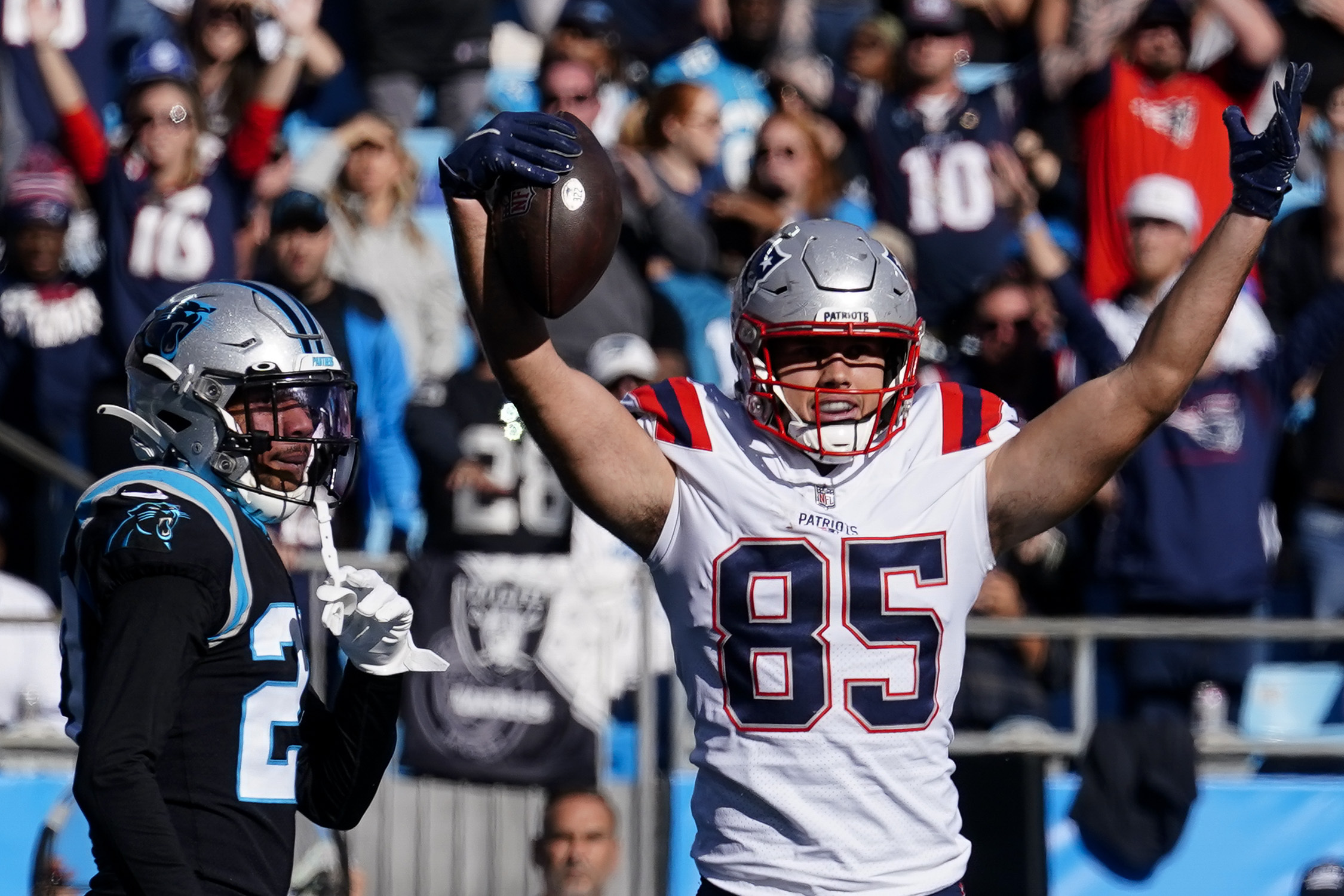 New England Patriots tight end Hunter Henry plays against the