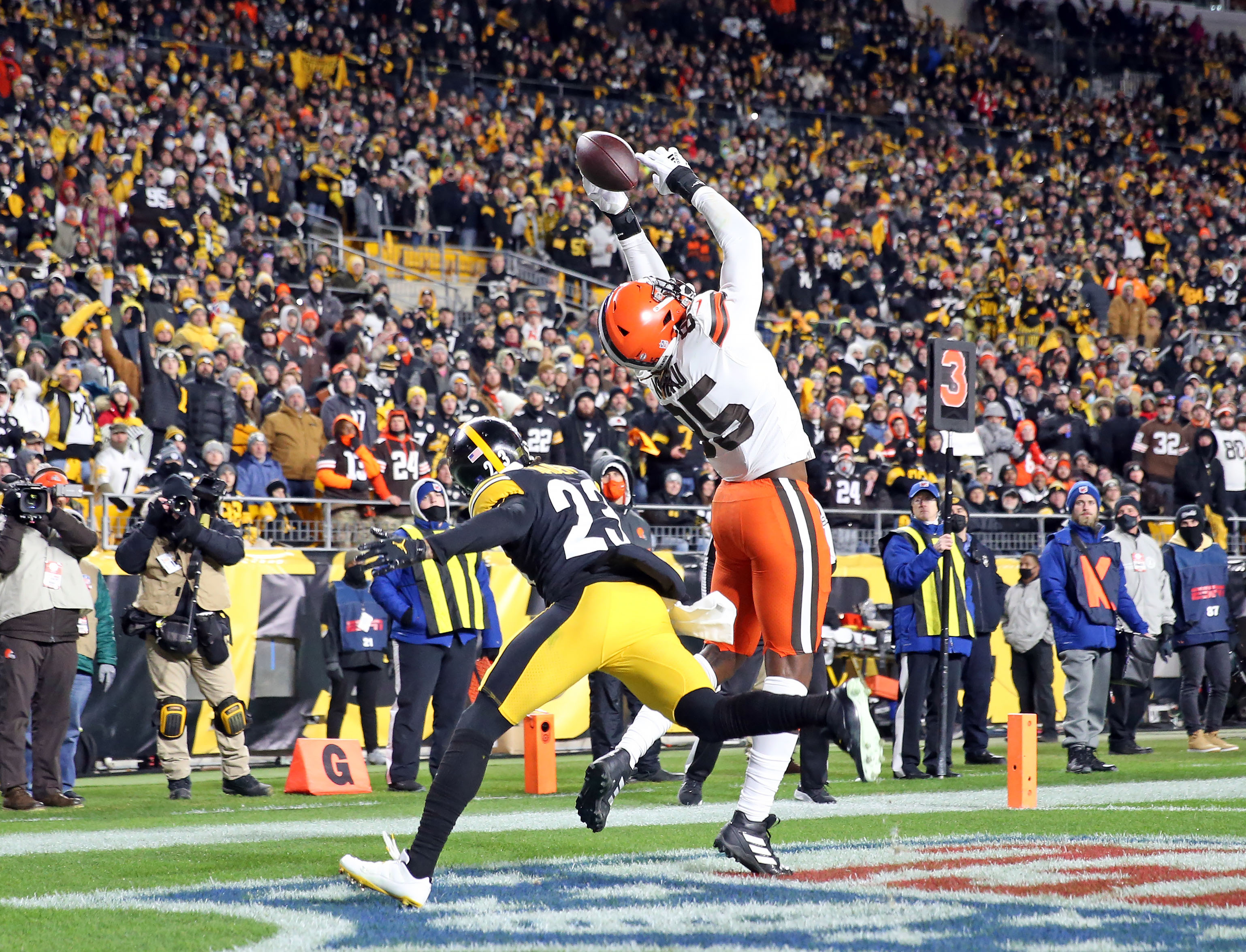 Cleveland Browns tight end David Njoku (85) walks off of the field at  halftime during an NFL pre-season football game against the Washington  Commanders, Friday, Aug. 11, 2023, in Cleveland. (AP Photo/Kirk