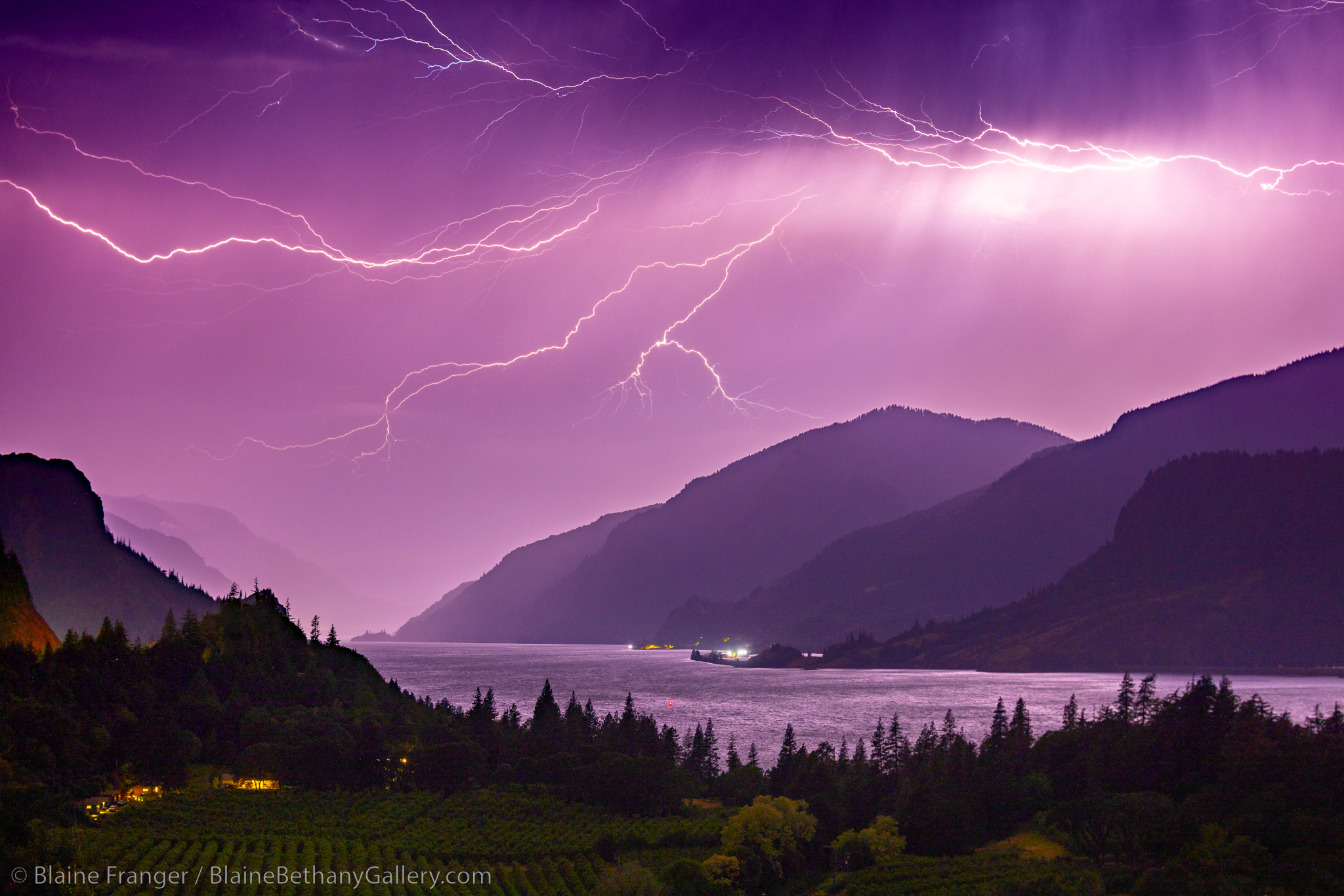 Lightning tears across Columbia River Gorge in stunning photos