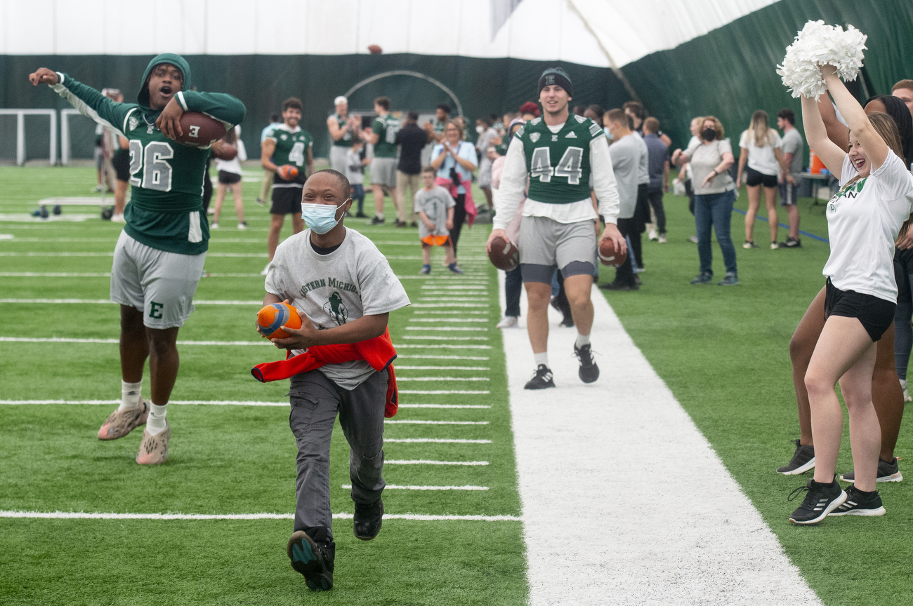 EMU Football Celebrates Bowl Victory With Ring Ceremony - Eastern