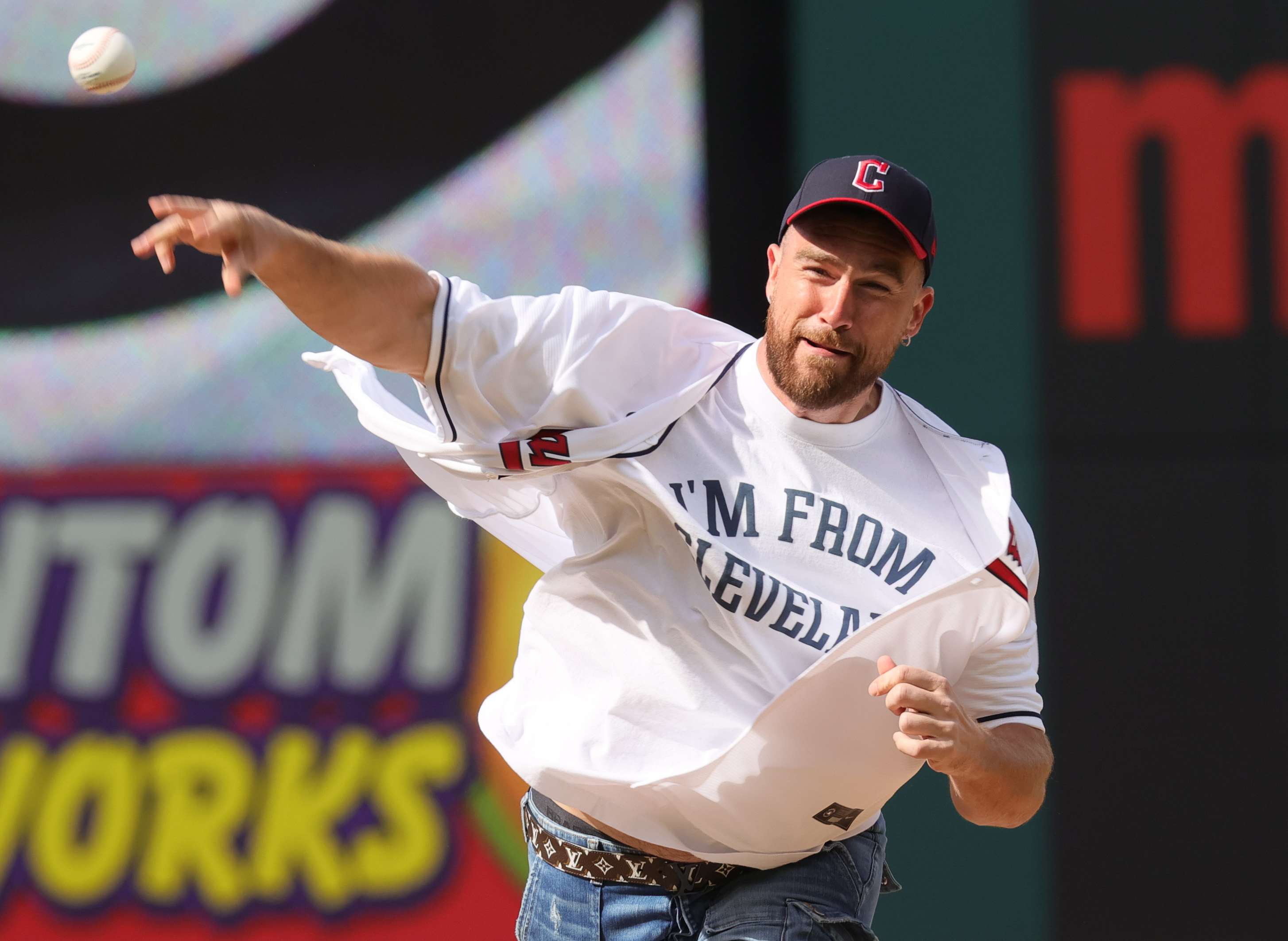 Patrick Mahomes reacts to Travis Kelce's awful pitch for MLB side