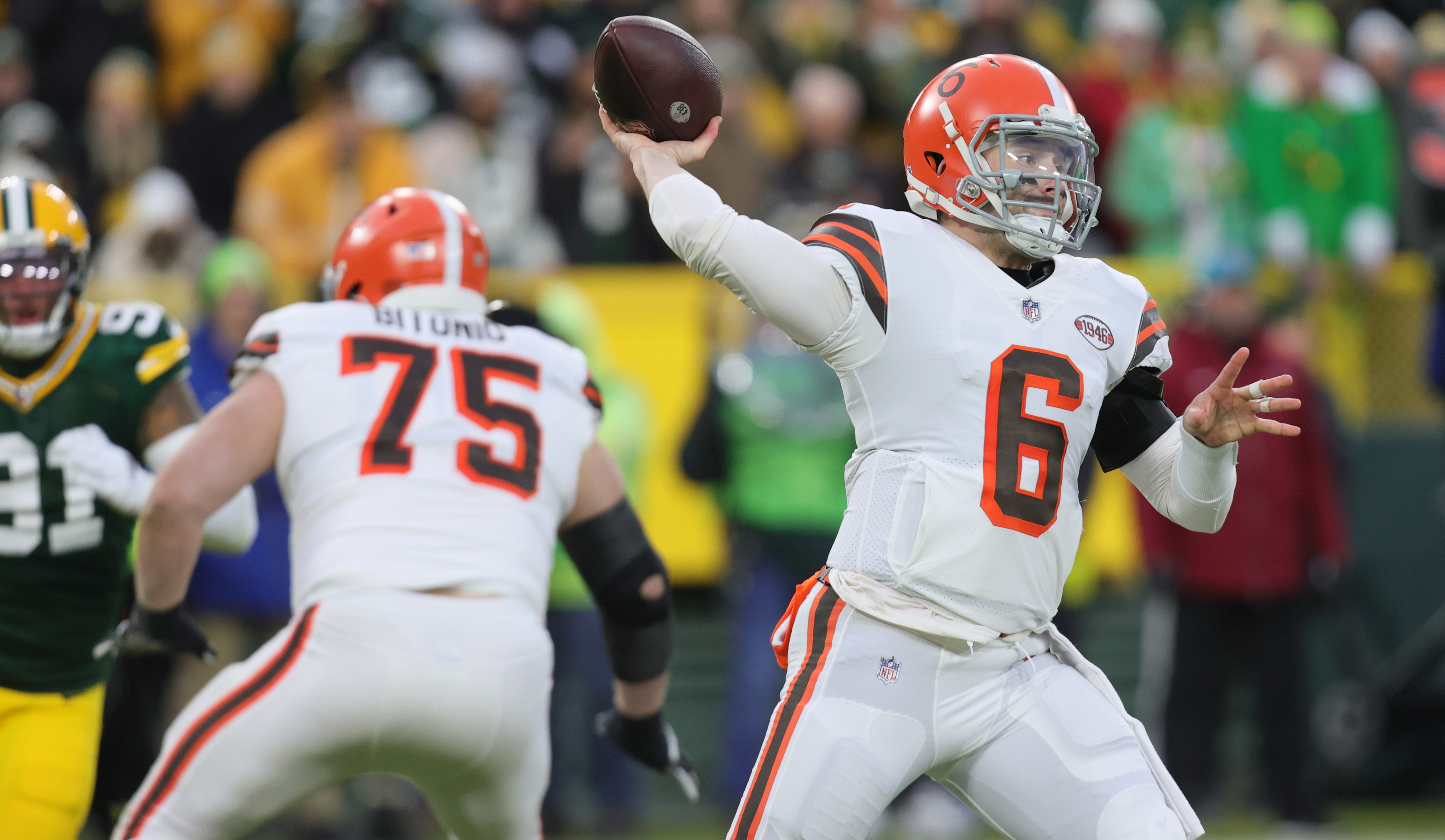 Watch Baker Mayfield throw a 5-yard touchdown pass in the fourth quarter to  Anthony Schwartz vs. the Packers 