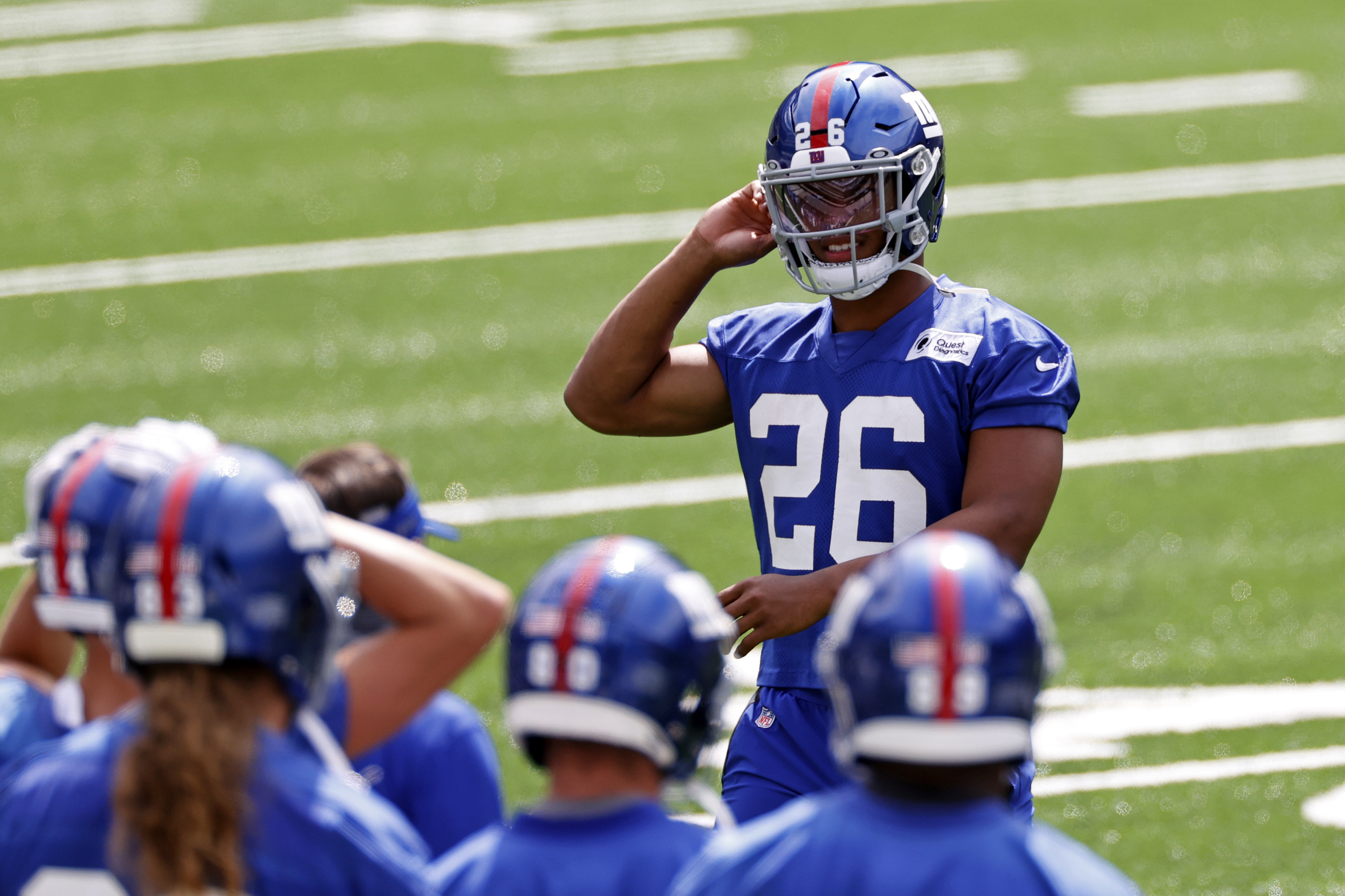 Giants hold fake tryout for Tiki Barber