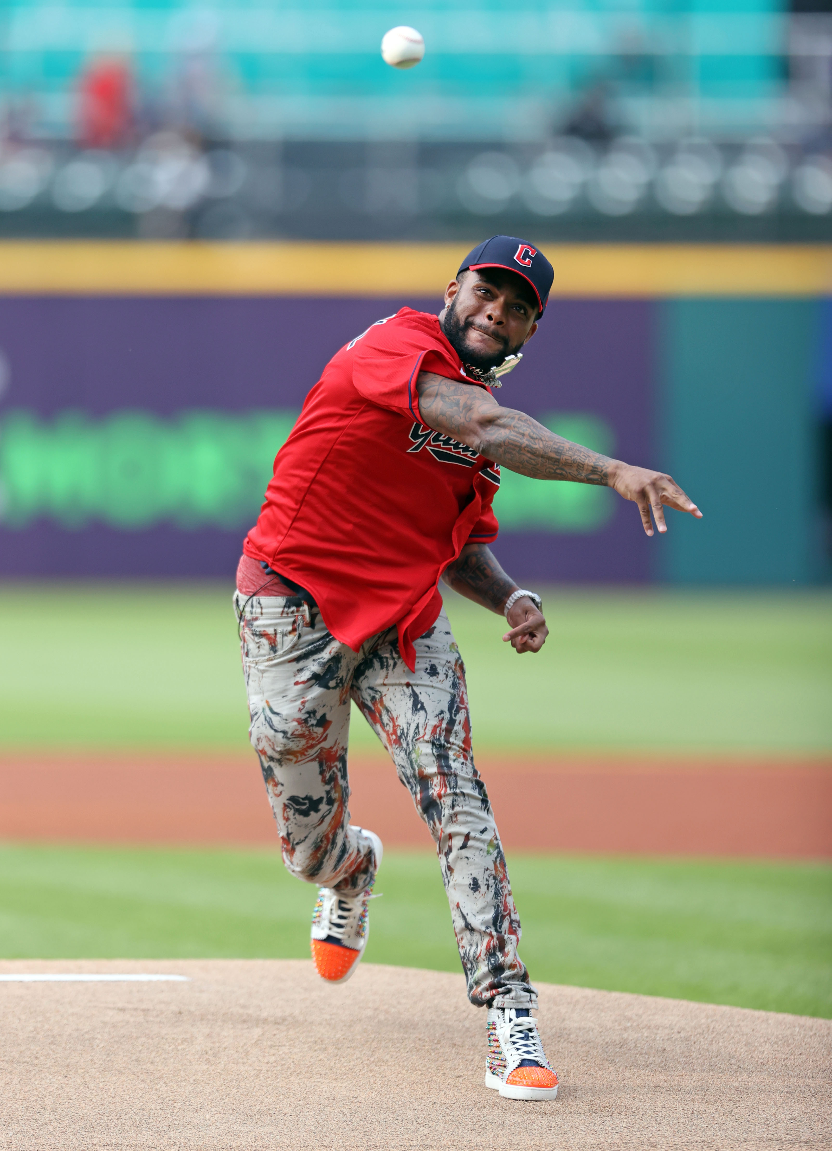 Cleveland Browns safety Juan Thornhill throws out the first pitch，May  23，2023 