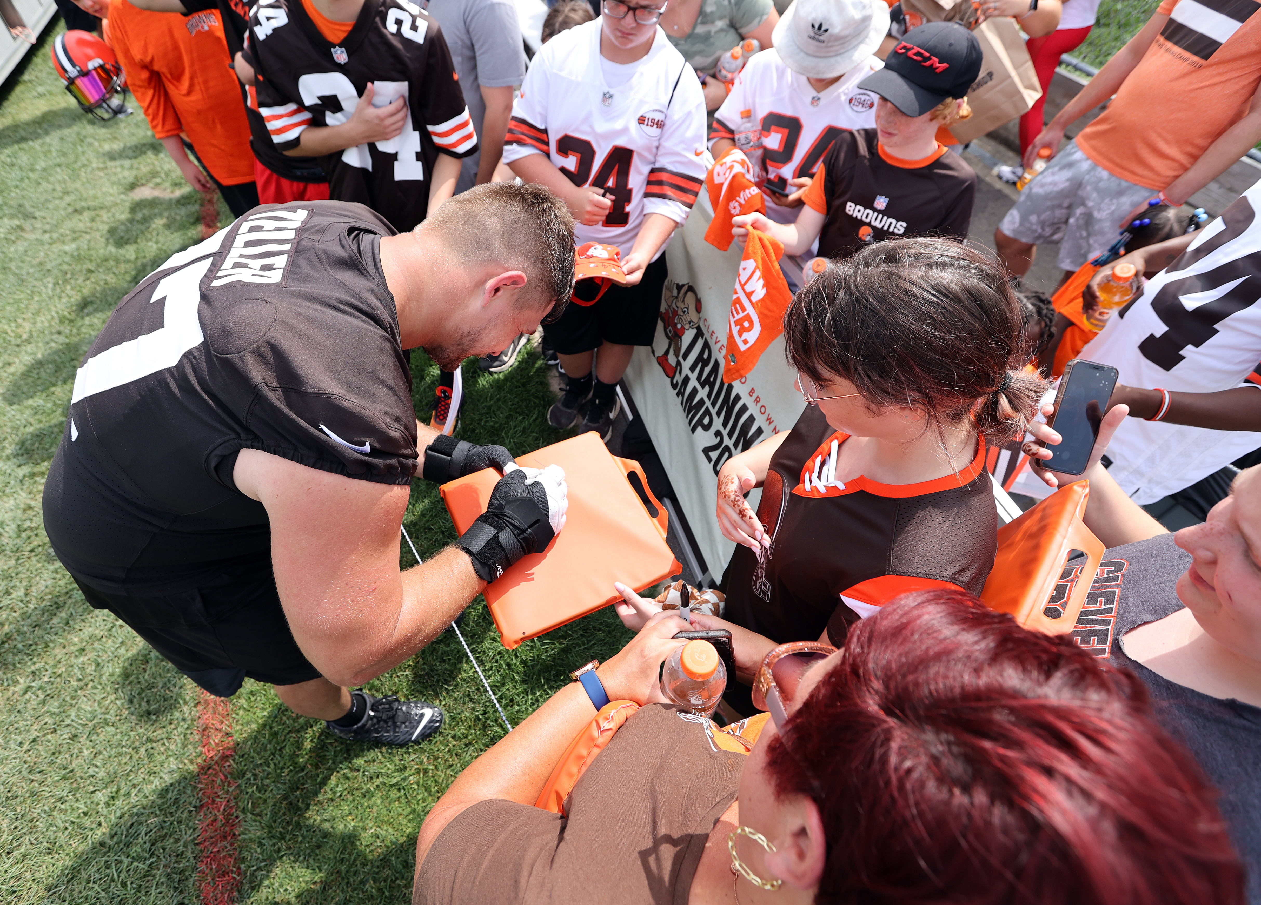 Cleveland Browns offensive guard Wyatt Teller (77) plays in the first half  of an NFL football game against the Cincinnati Bengals, Sunday, Jan. 9,  2022, in Cleveland. (AP Photo/Nick Cammett Stock Photo - Alamy