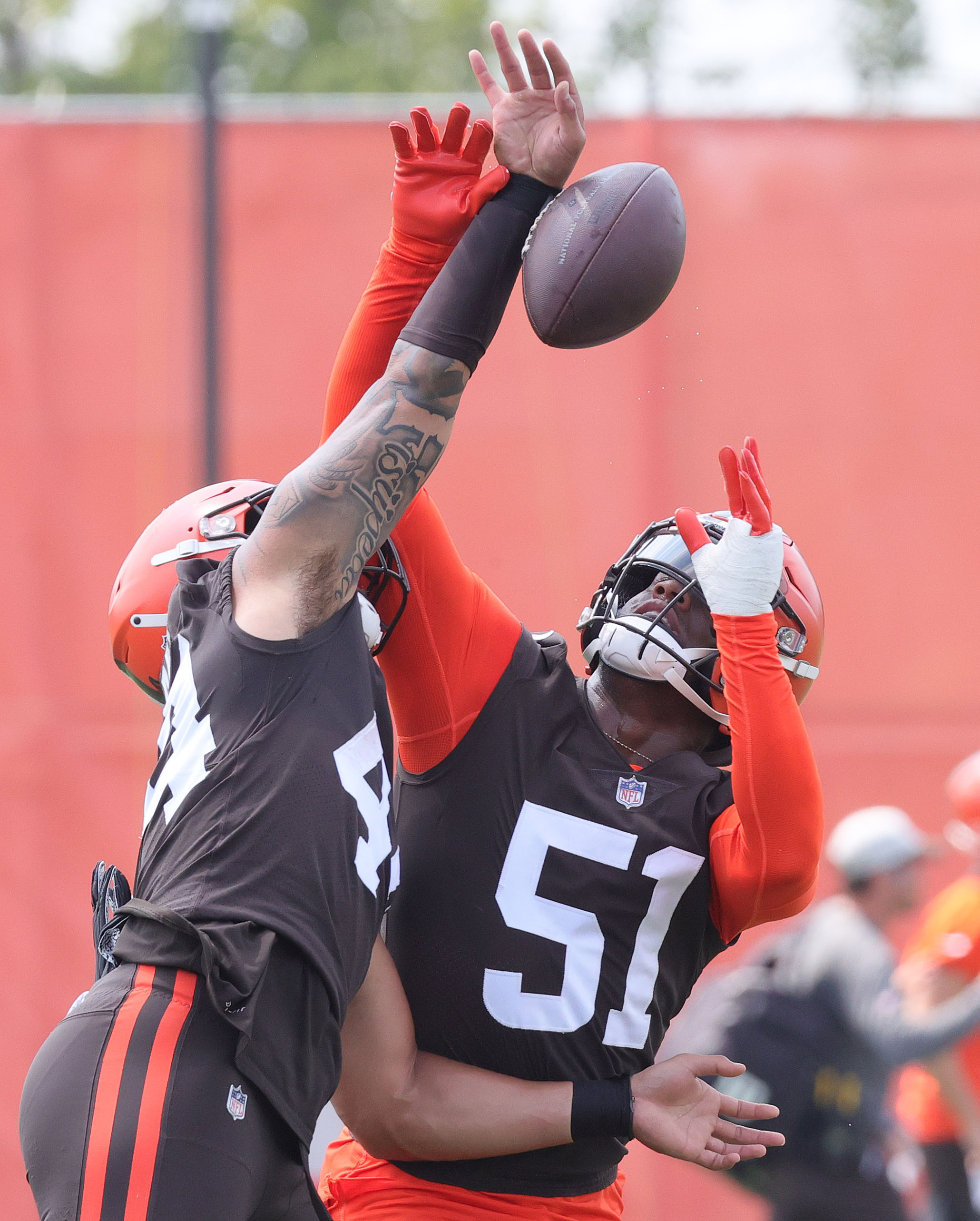 Cleveland Browns linebacker Sione Takitaki participates in drills