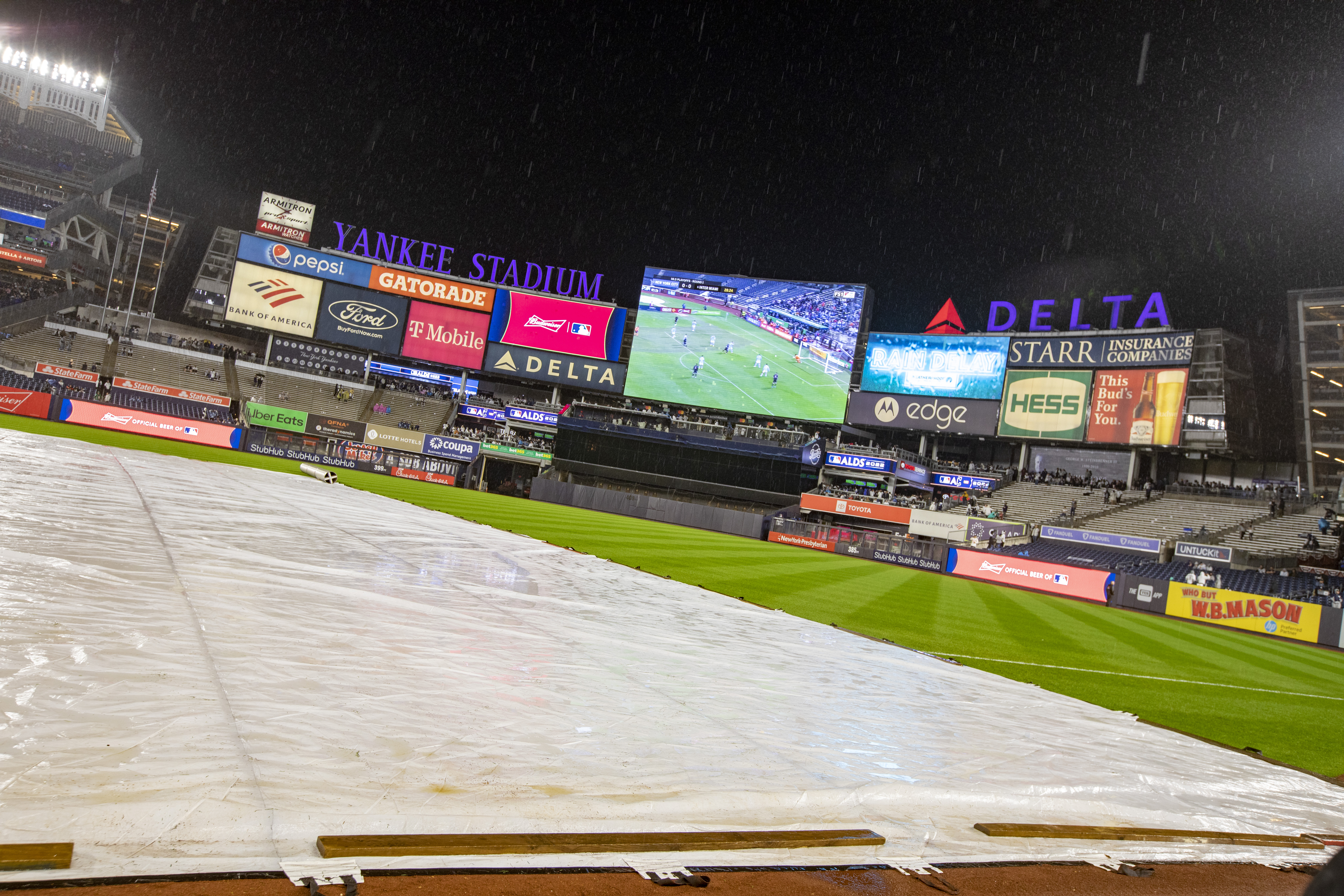 Yankees blitz Rays after rain delay, extend AL East lead to 5 1/2