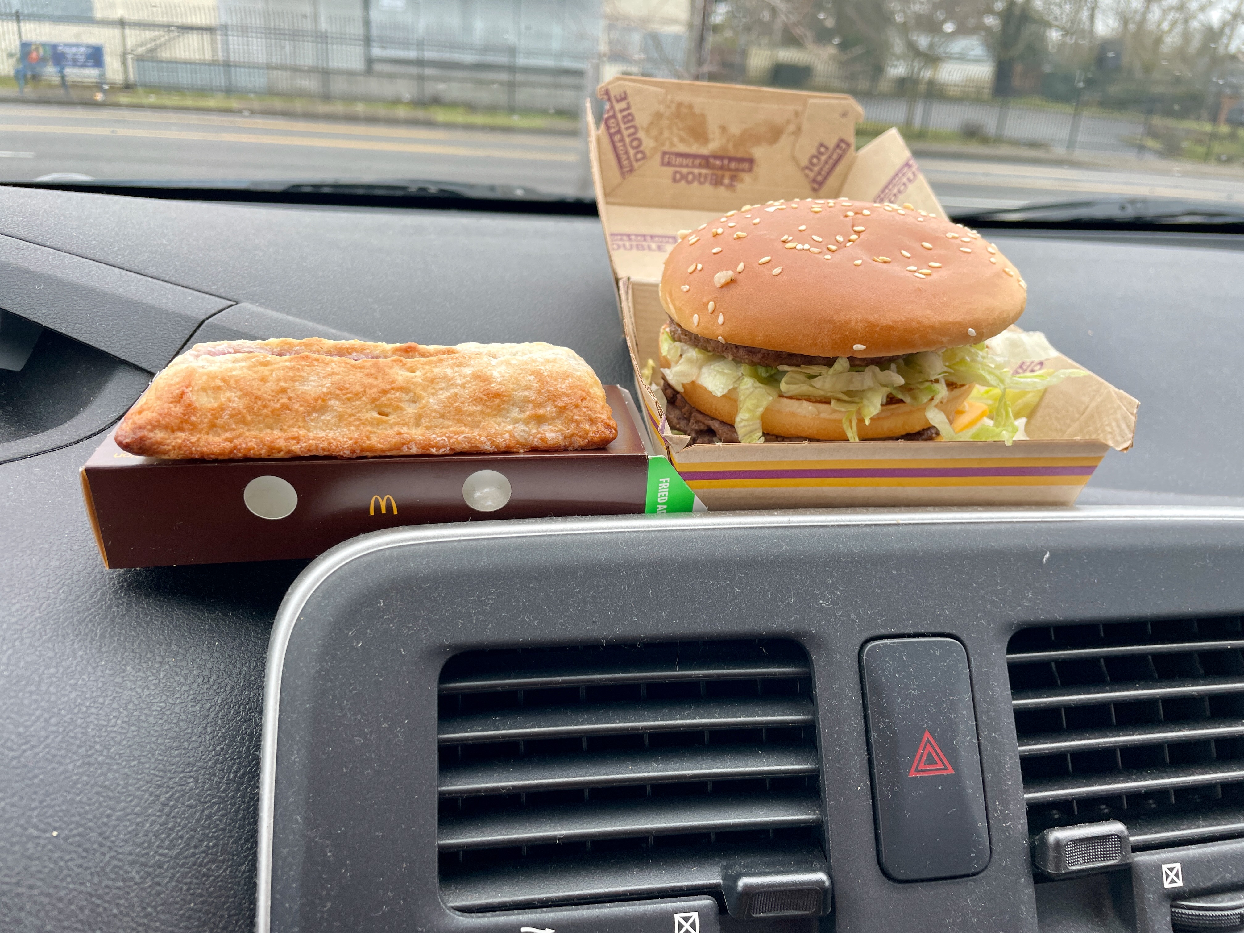 Experimentamos o novo Double Big Mac do McDonald's e a Torta de Morangos e Creme