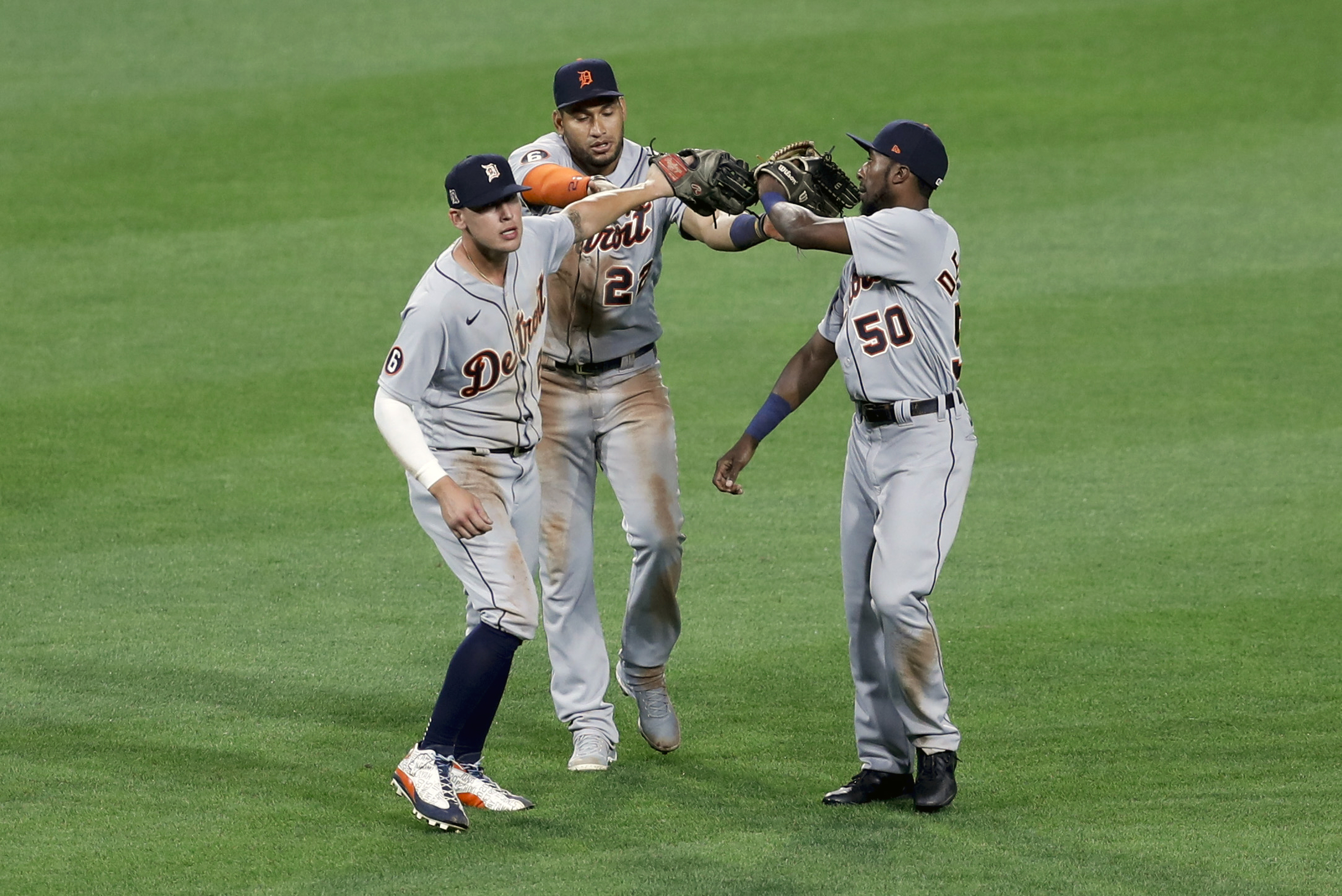 Pirates beat up Tigers' bullpen to split doubleheader