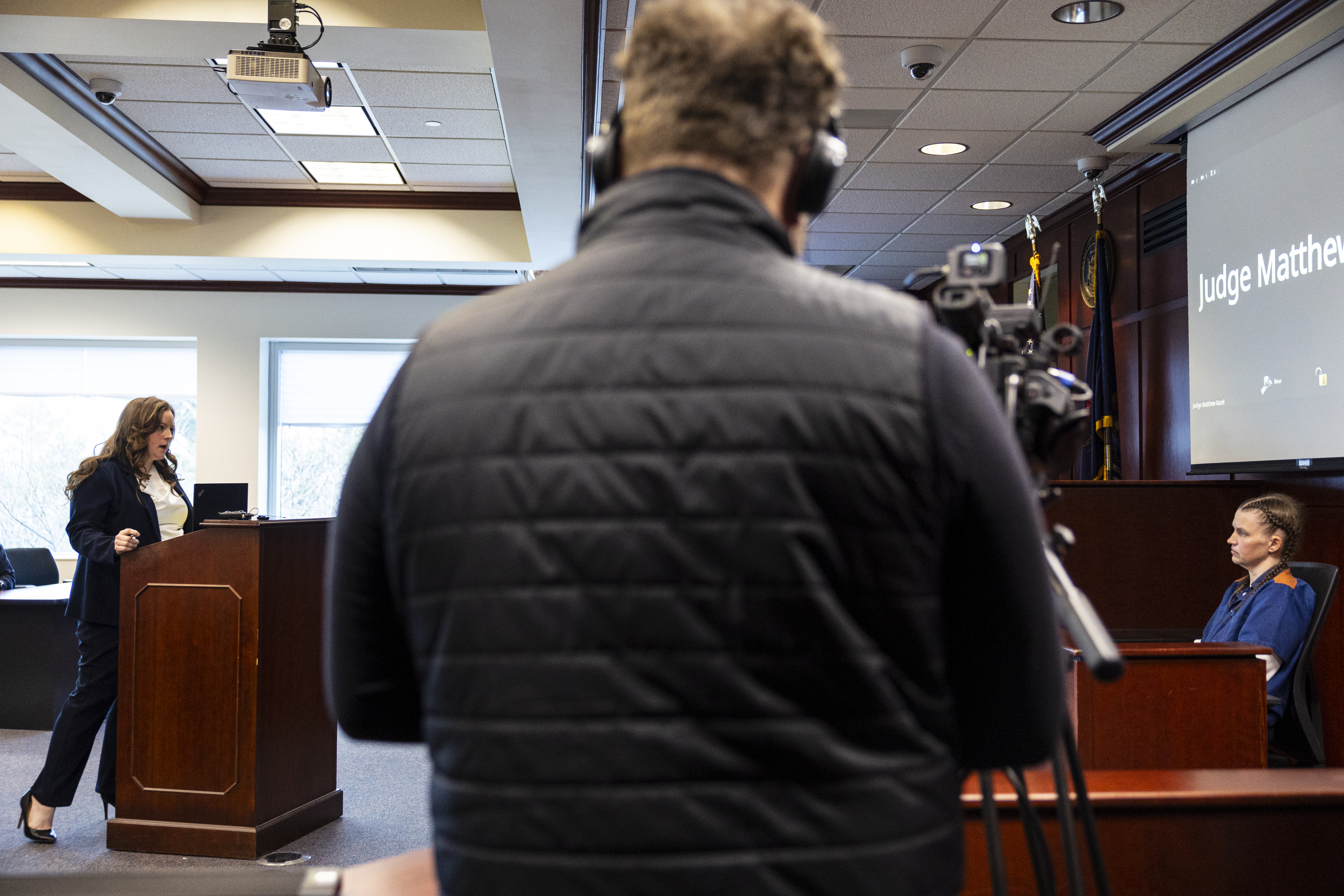 ᴀssistant prosecutor,  Heather Bloomquist, cross-examines Shanda Vander Ark, the mother convicted of torturing her 15-year-old son to death, as she testifies in court for a Ginther hearing seeking a new trial at Muskegon County Circuit Court in Muskegon, Mich. on Friday, March 20, 2026. Vander Ark’s defense claims she was in a “catatonic state” throughout her trial that featured disturbing testimony of how she inflicted cruel punishments on her son, Timothy Ferguson, leading to the boy’s death. She is currently serving life in prison without parole.
