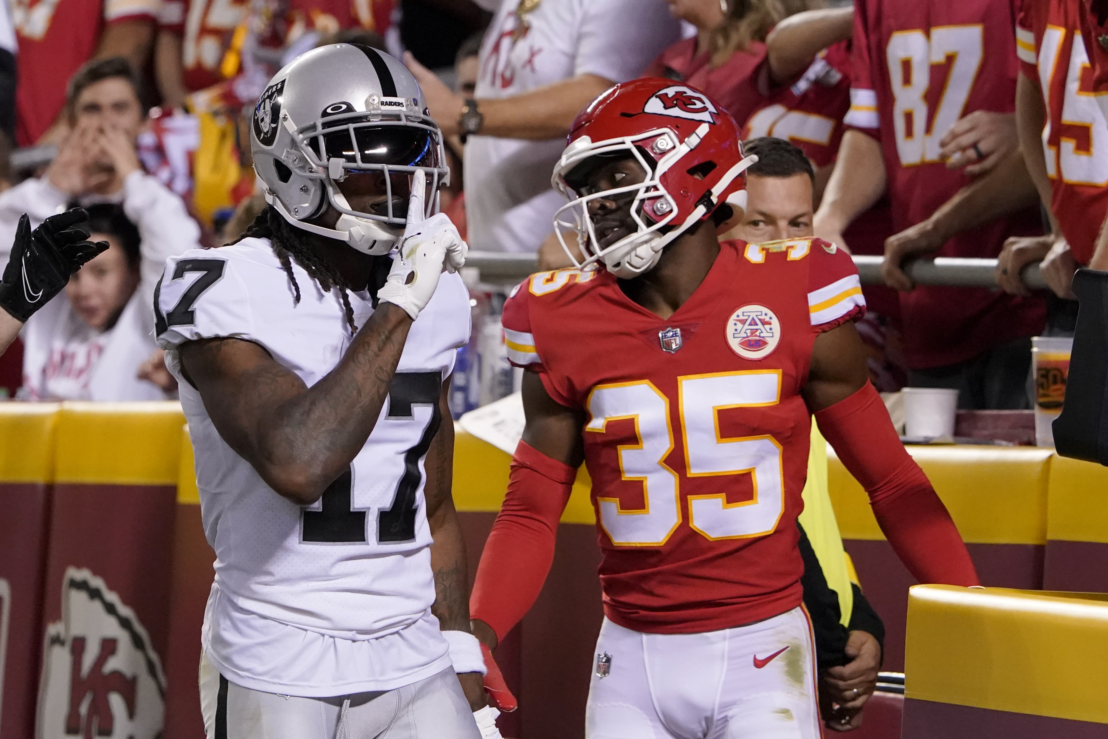 Raiders WR Davante Adams apologizes for shoving credentialed person after  loss, faces potential discipline