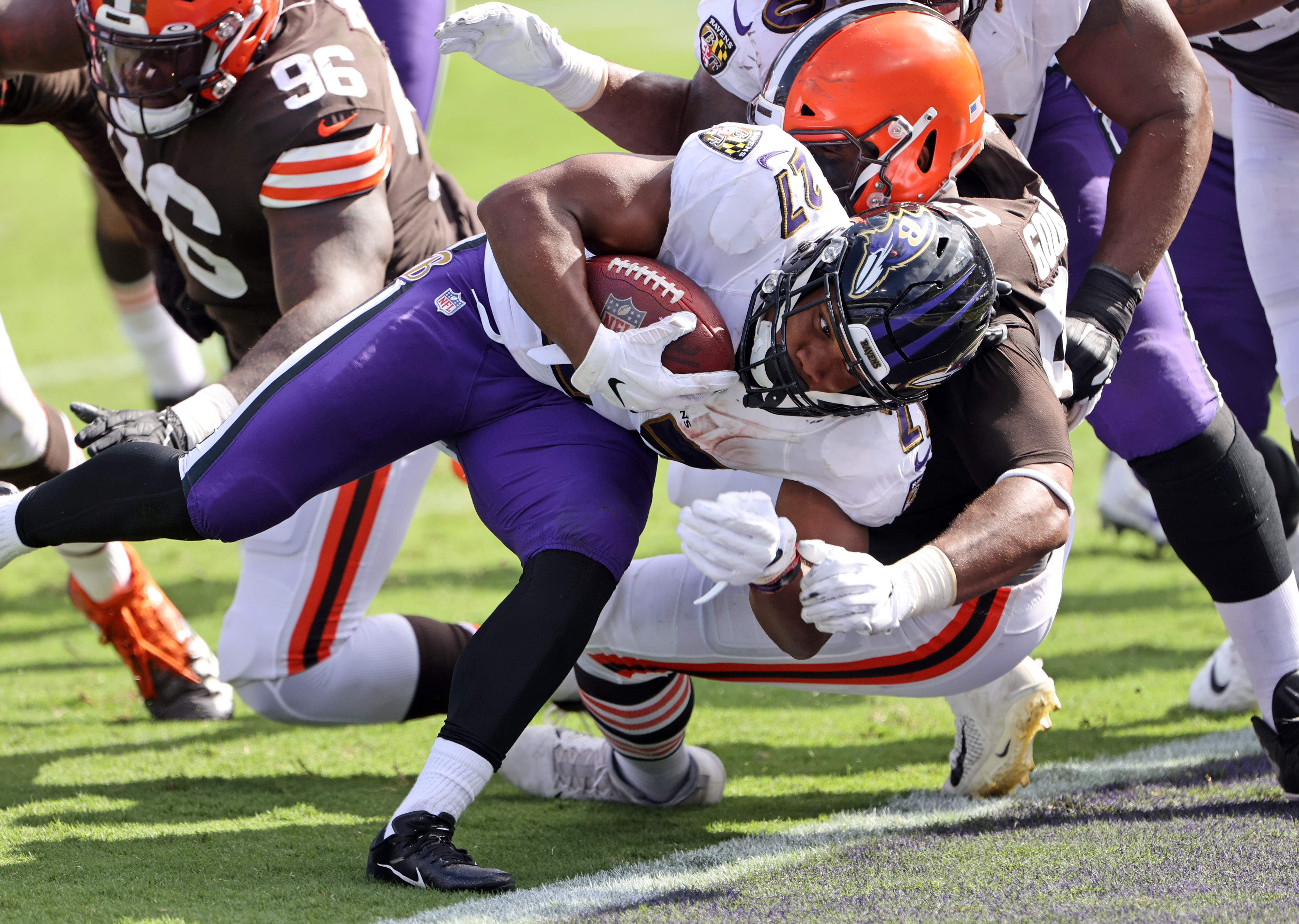 Pittsbugh, United States. 11th Jan, 2021. Cleveland Browns defensive end  Myles Garrett (95) chases Pittsburgh Steelers tight end Eric Ebron (85) out  of bounds during the third quarter of the 48 