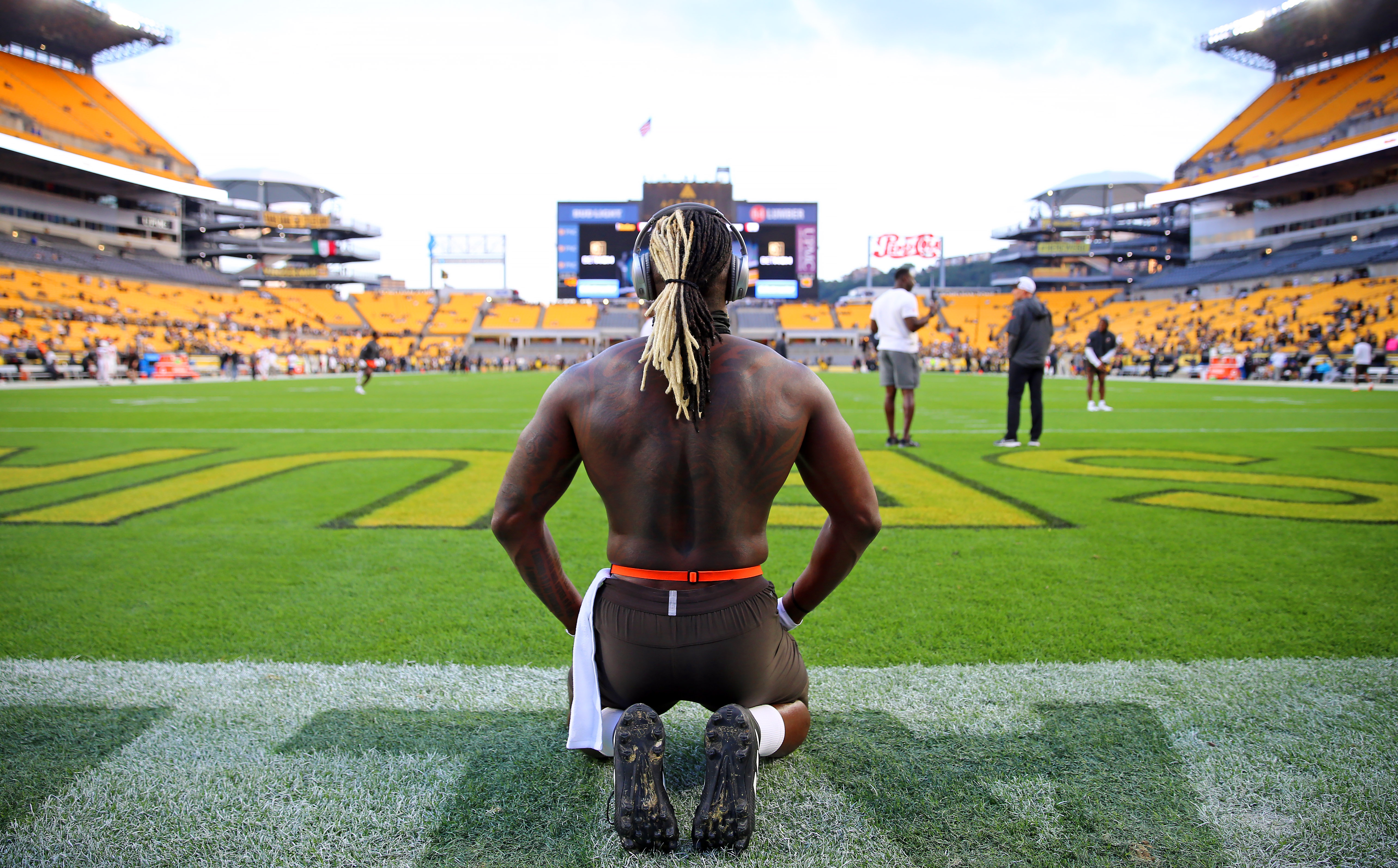 Browns TE David Njoku arrives to stadium in full mask after