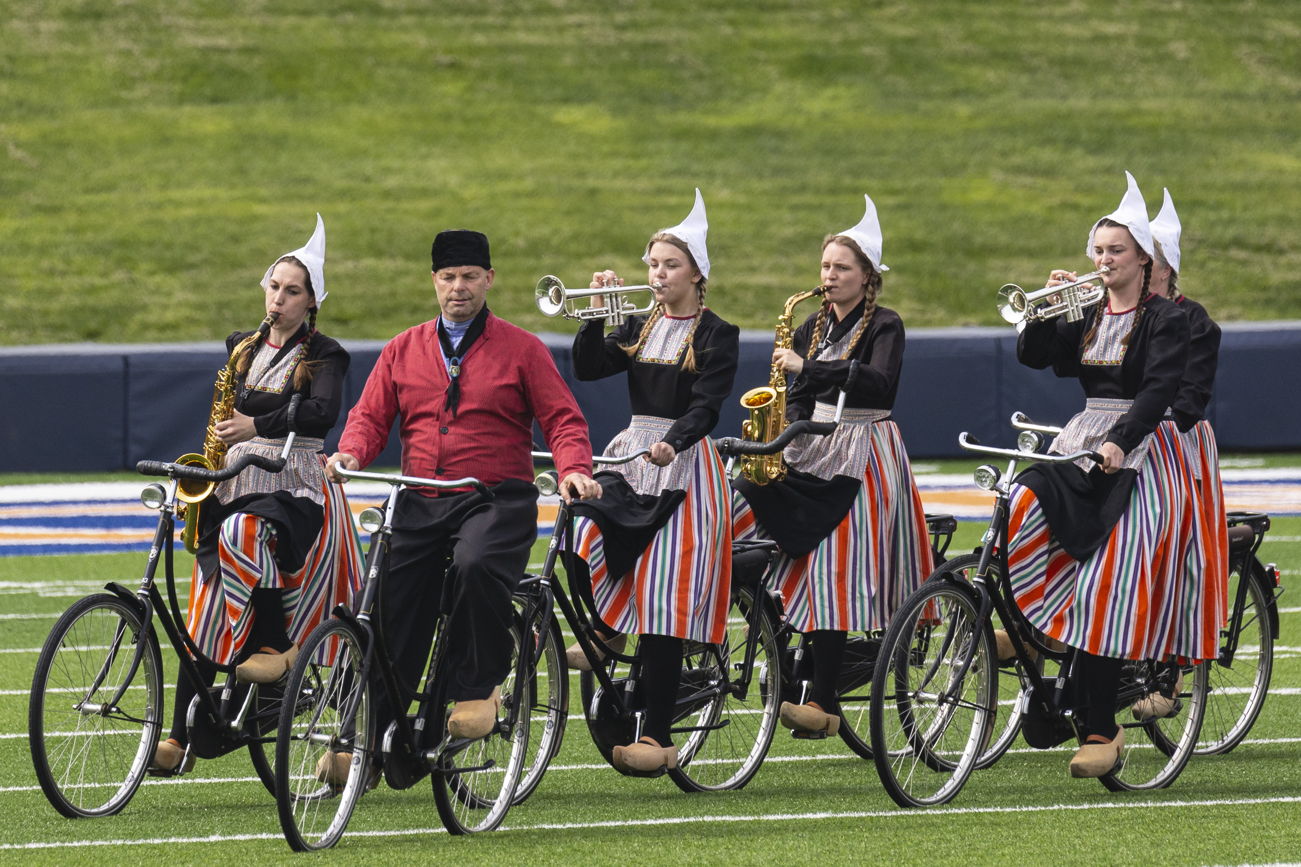 De Nederlandse Bicycle Marching Band laat echt talent zien tijdens Holland’s Tulip Time