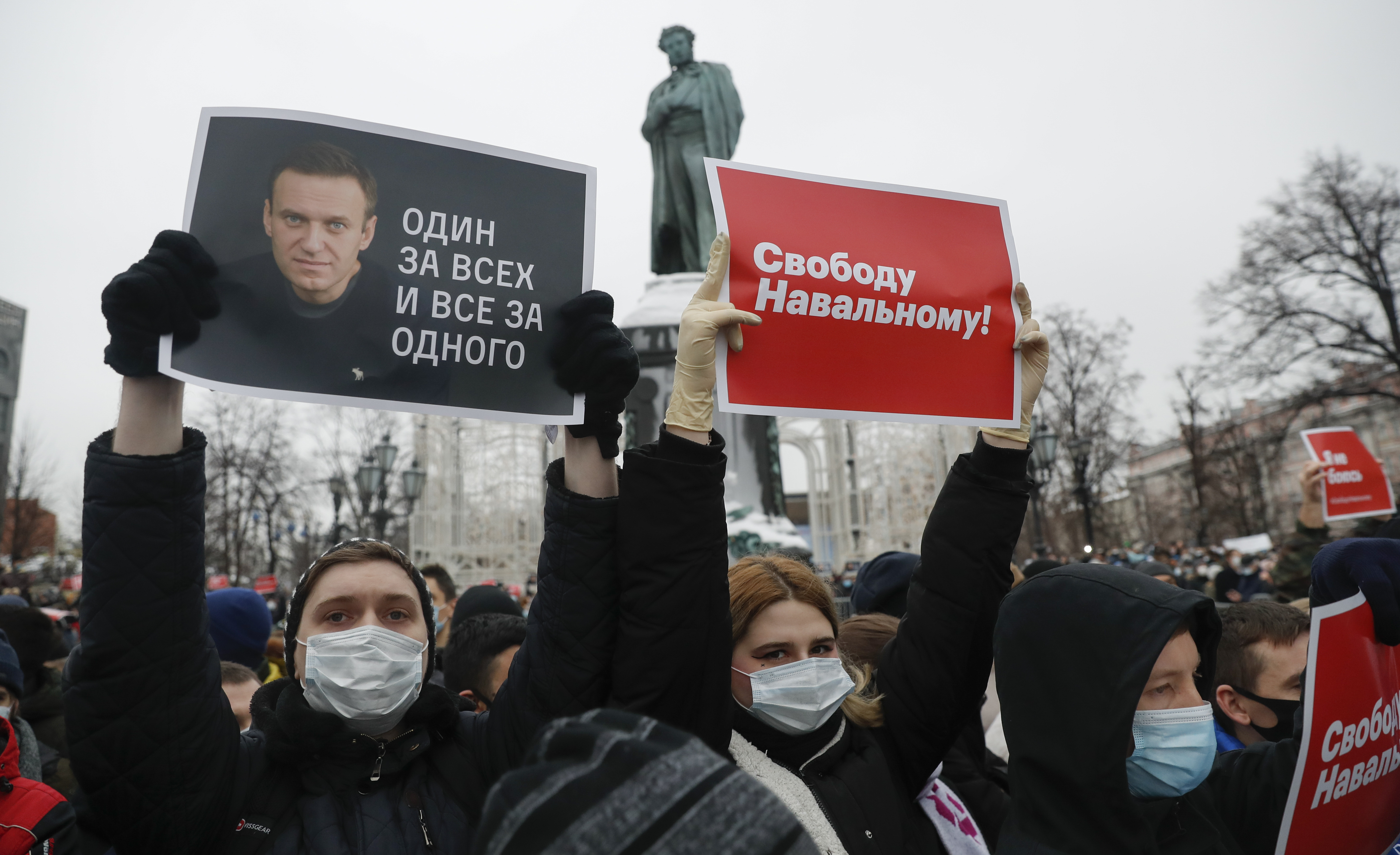 Свеча памяти алексею навальному. Протесты в поддержку Алексея Навального (2021). Митинги в Москве 2020 Навальный. Митинг в поддержку Навального.