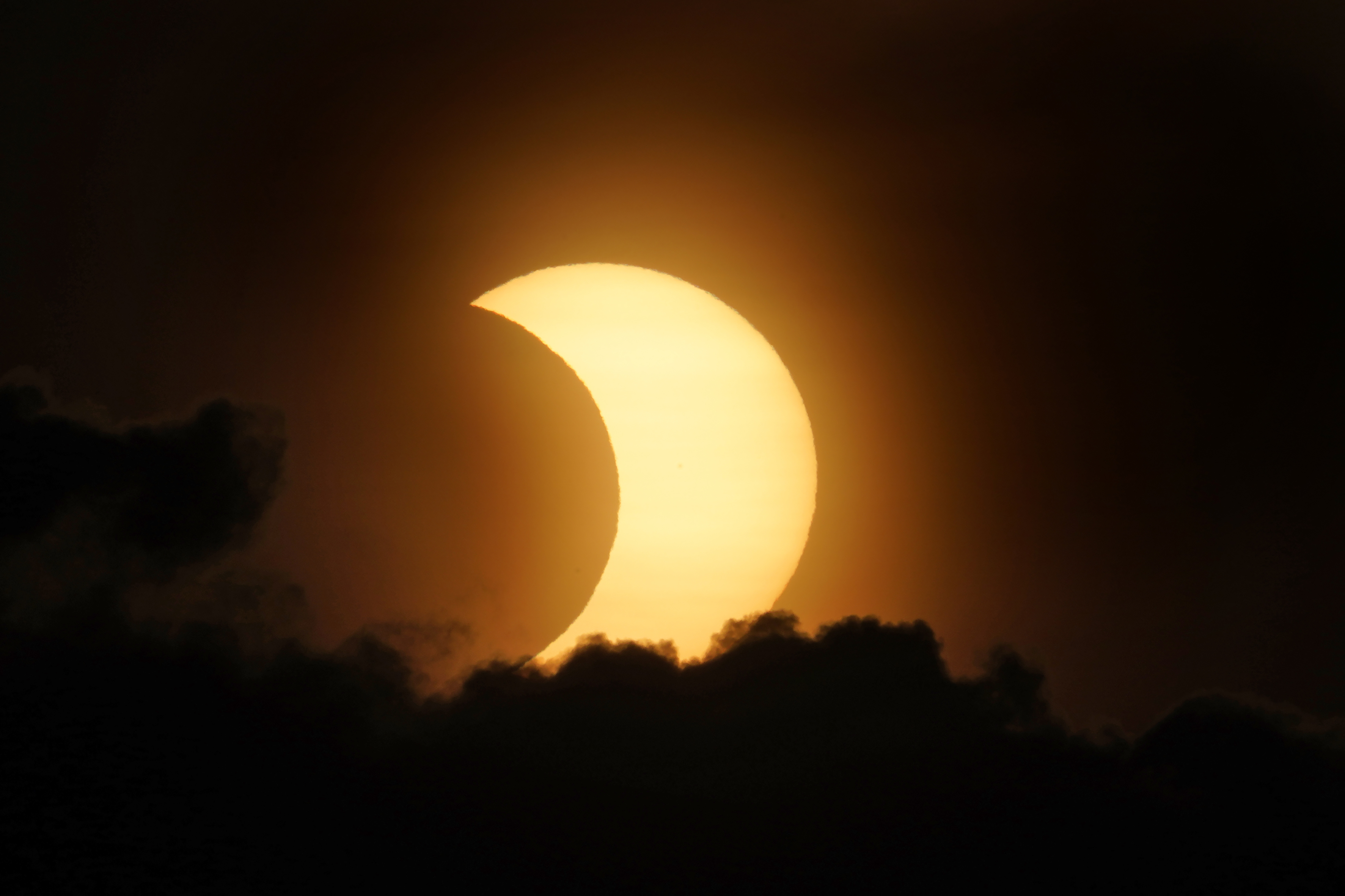 8 апреля солнечное затмение и новолуние. Кольцеобразное солнечное затмение. Кольцеобразное затмение Нью Мексико. Солнечное затмение 14 октября 2023 года. Кольцеобразное лунное затмение.