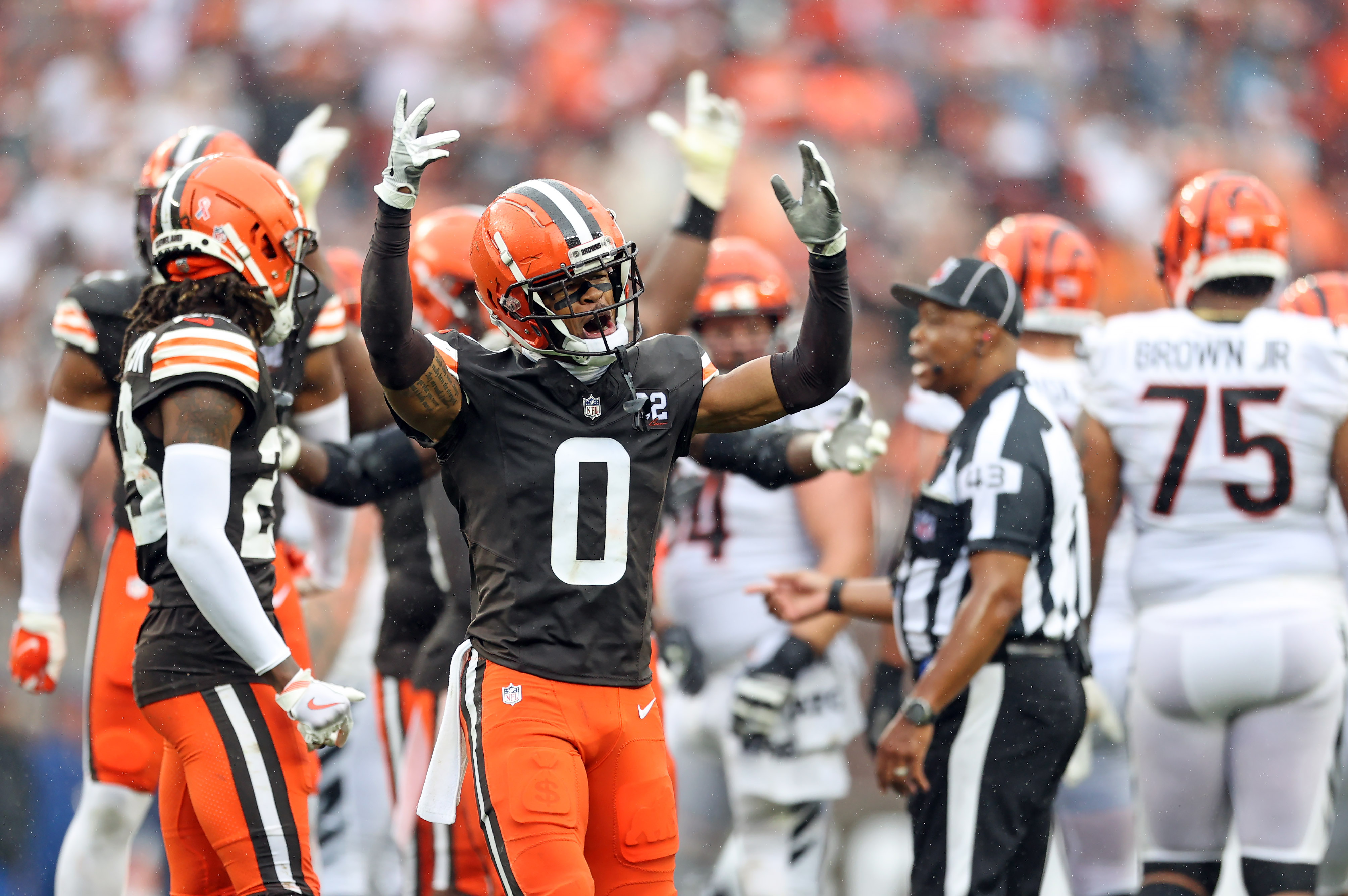 Cleveland Browns defensive end Myles Garrett (95) on the sidelines during  an NFL football game against the Cincinnati Bengals, Sunday, Sept. 10,  2023, in Cleveland. (AP Photo/Sue Ogrocki Stock Photo - Alamy