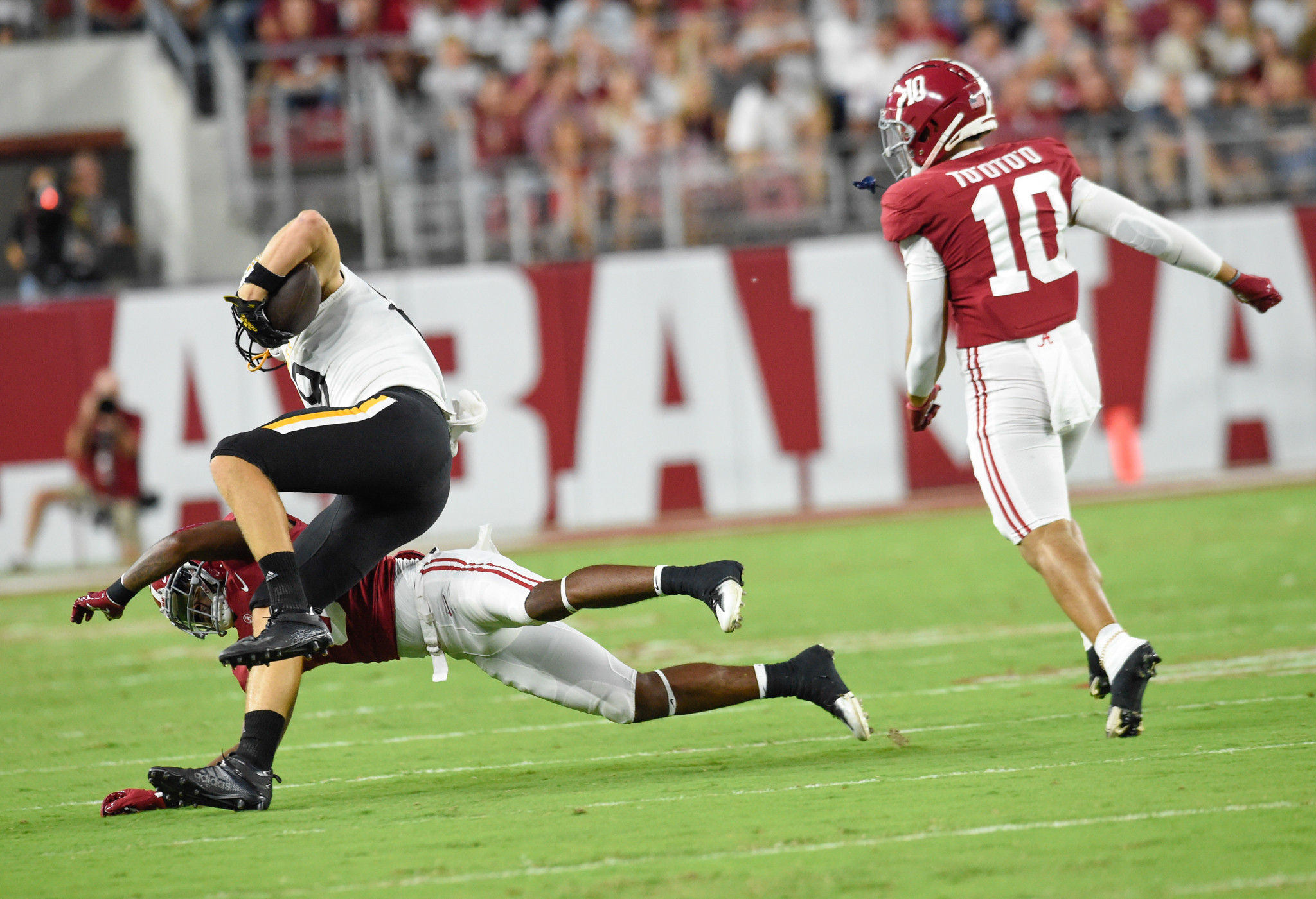 Alabama center Chris Owens (79), receiver John Metchie III (8