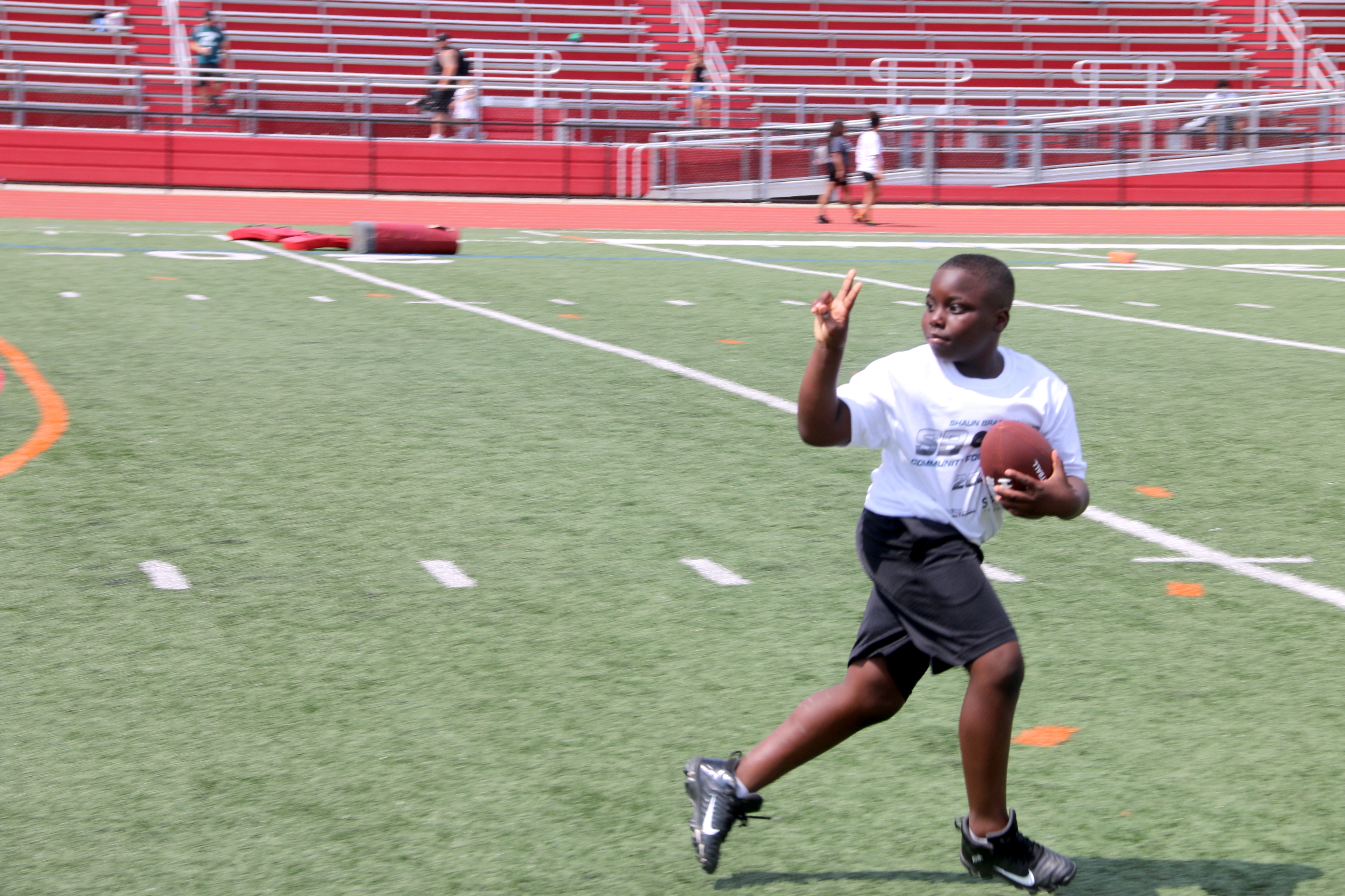 Philadelphia Eagles linebacker Shaun Bradley has a message for kids at his  camp: 'Never stop believing'