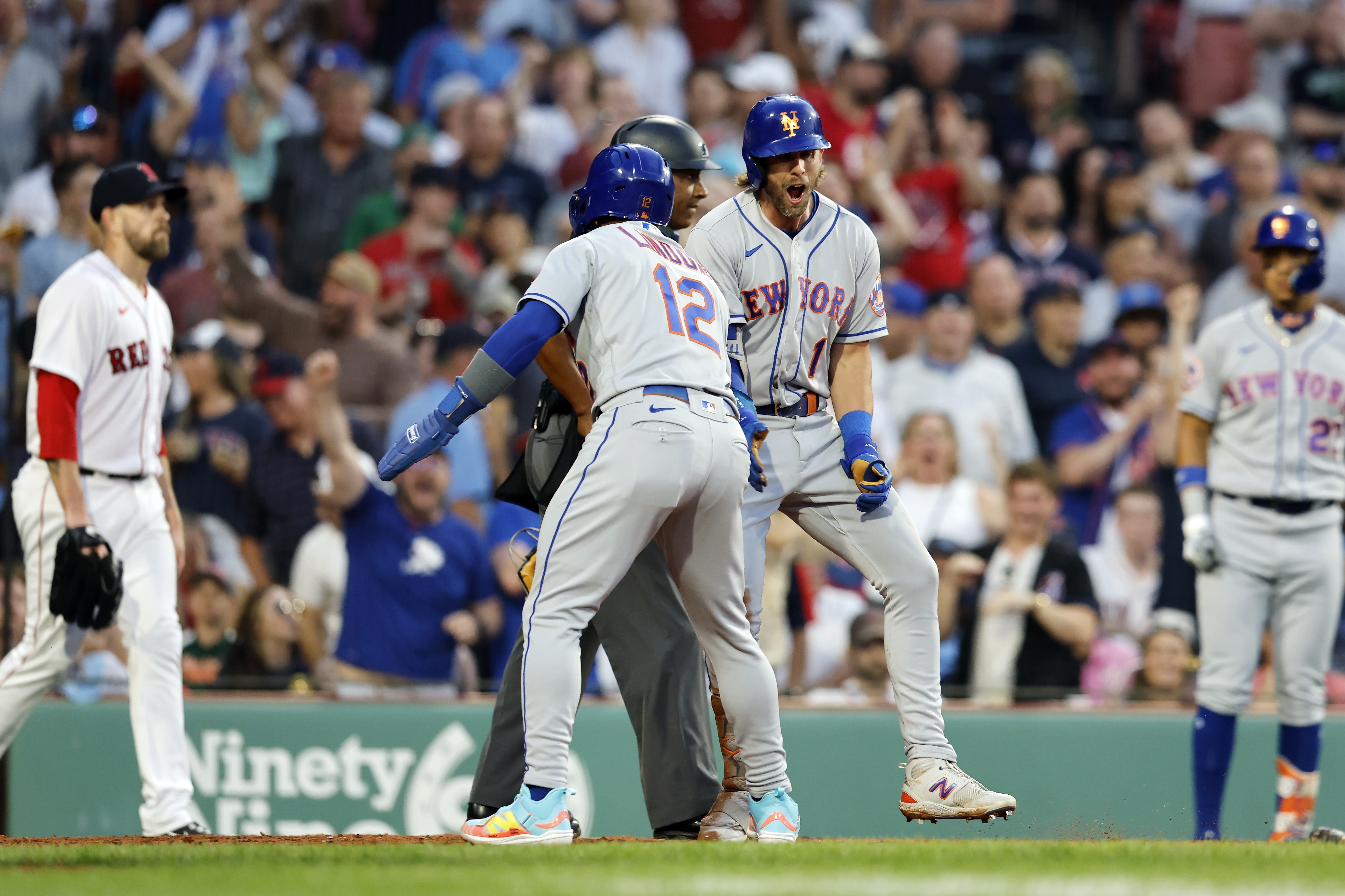 Jeff McNeil hits a little league 3-run homer to give the Mets the