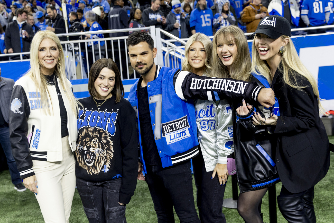 Taylor Swift, Taylor Lautner and the trendy, custom jacket craze taking  over the NFL 