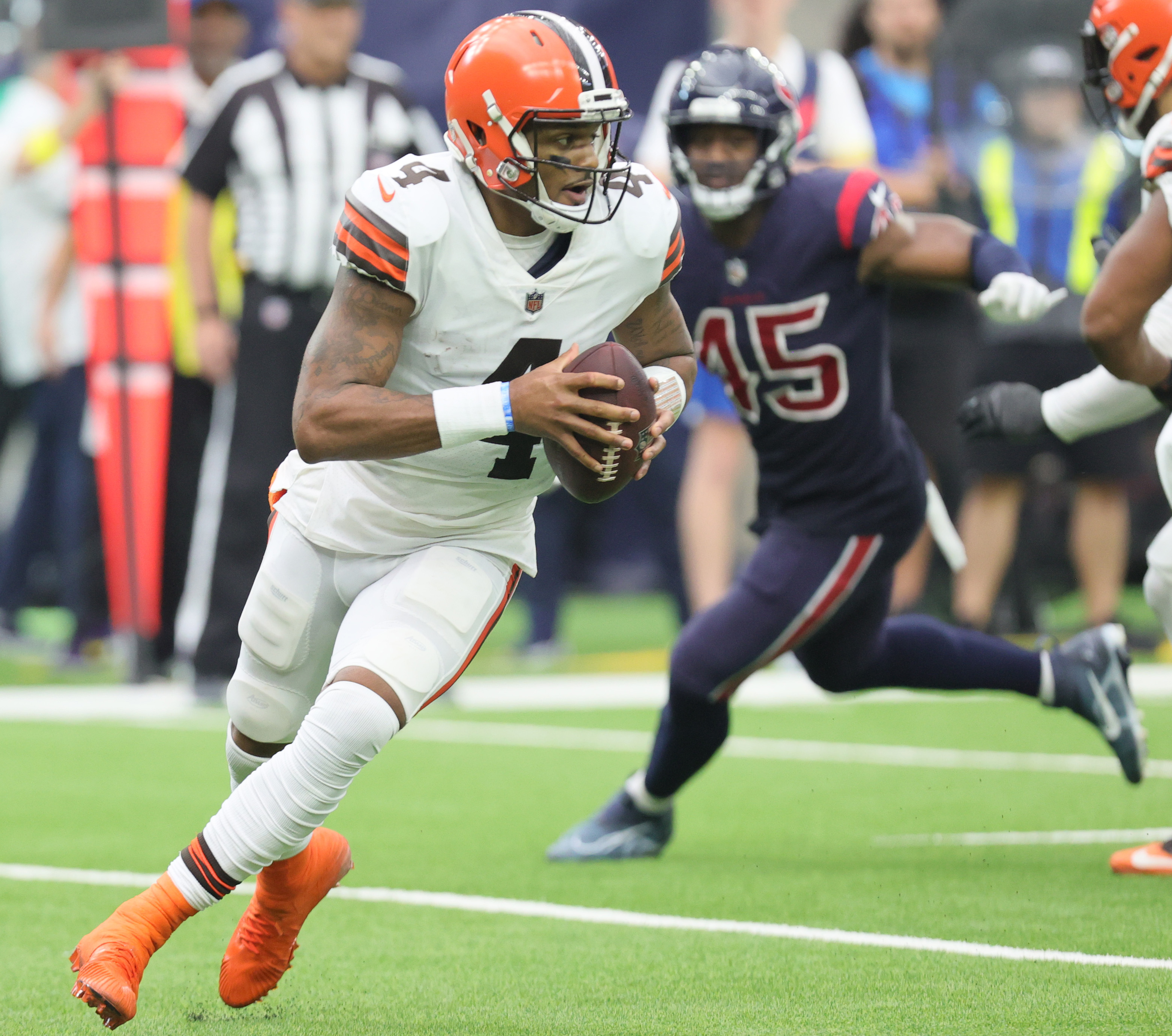 Texans fans boo Deshaun Watson when he stepped on field for Browns