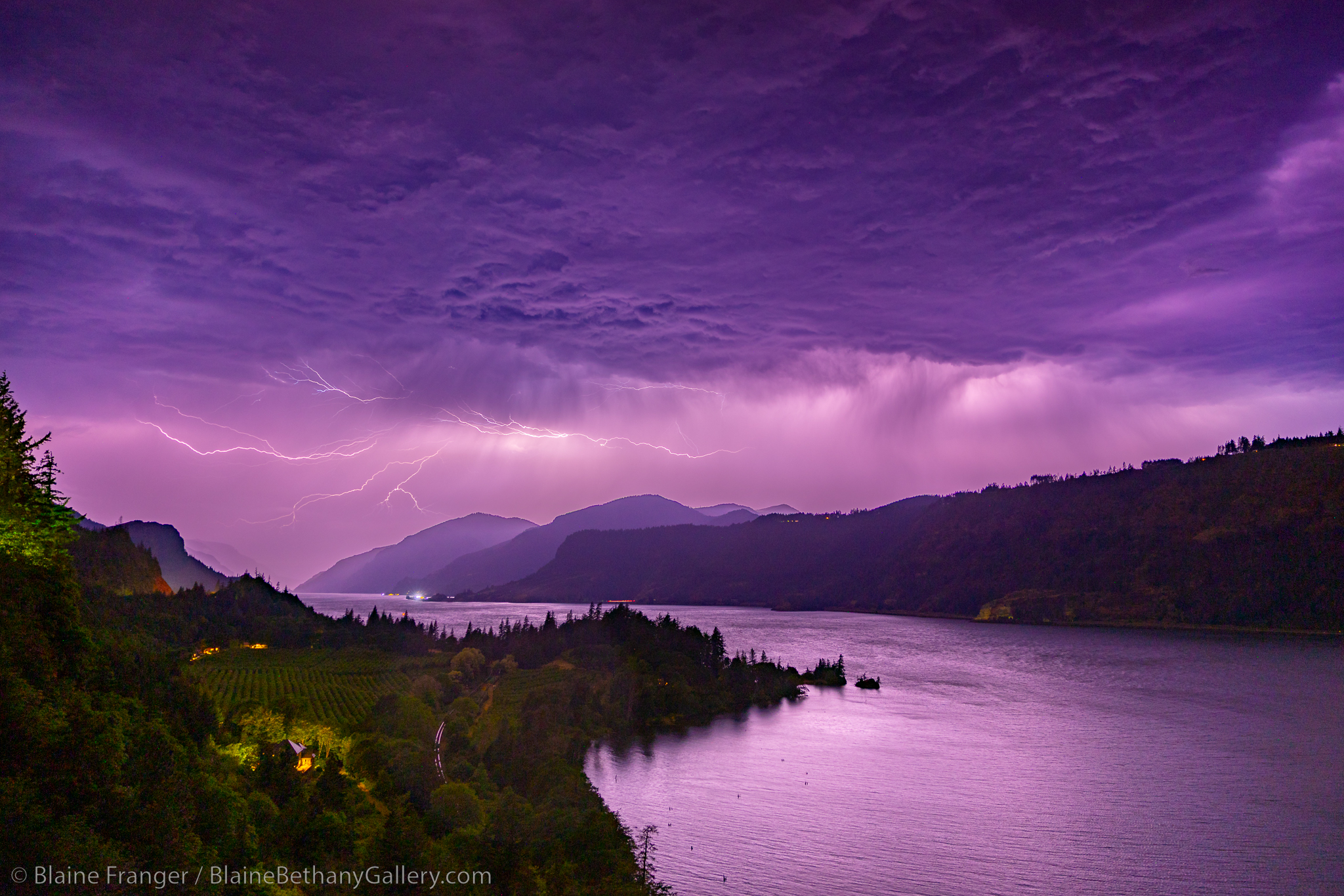 Lightning tears across Columbia River Gorge in stunning photos