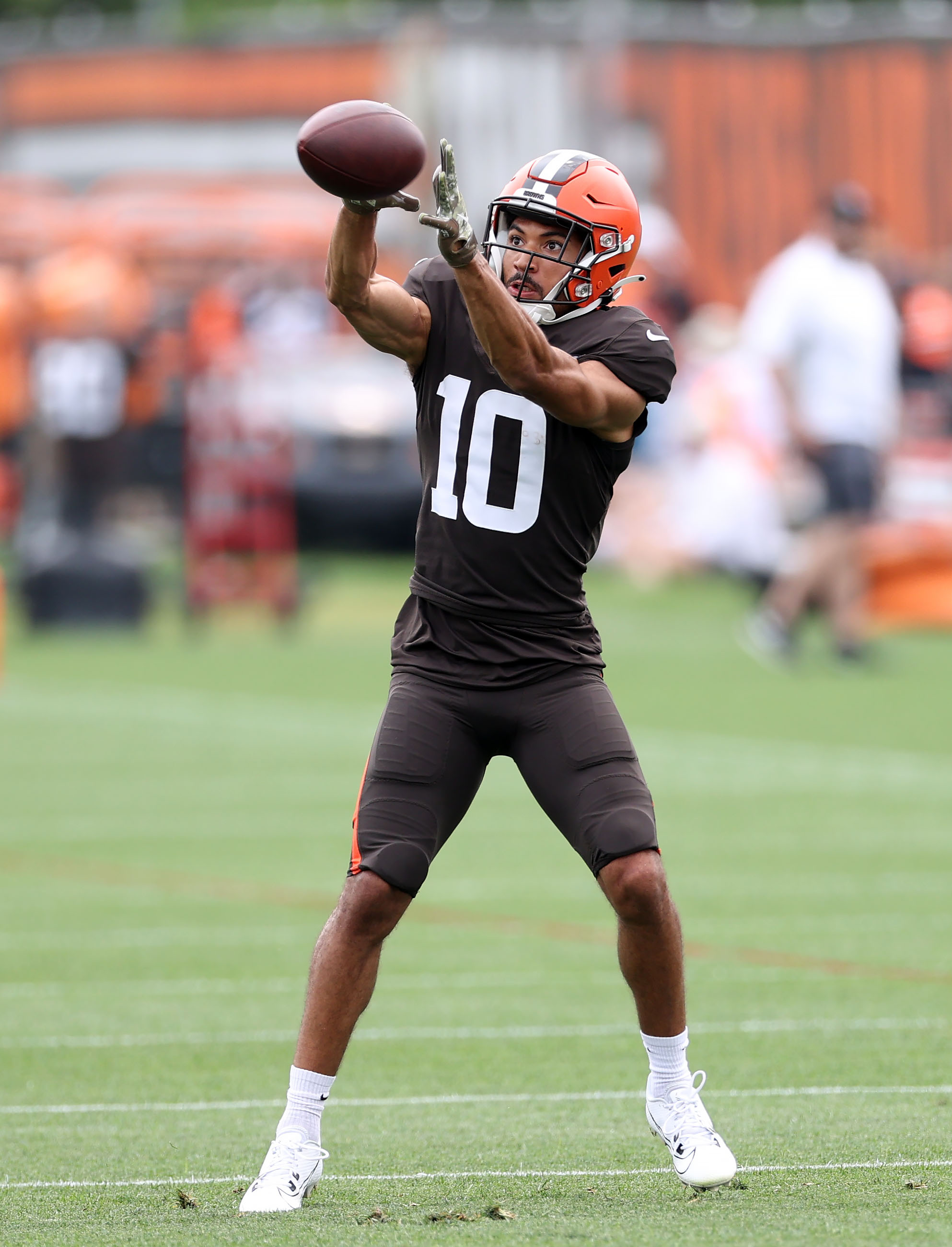 Cleveland Browns cornerback Michael Jordan catches a pass during