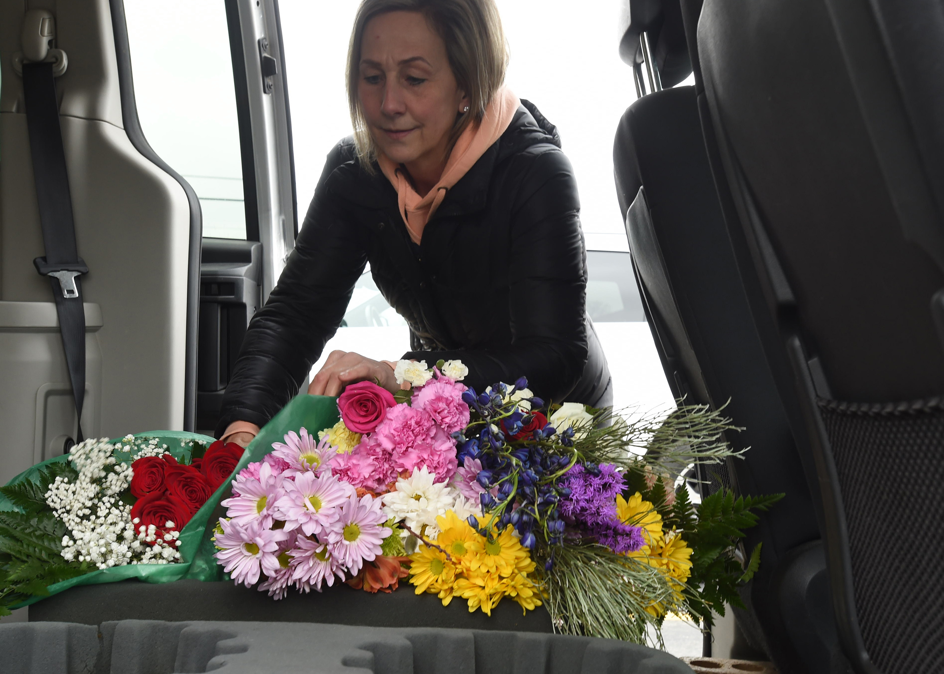 Jackson florist donates flowers to care home